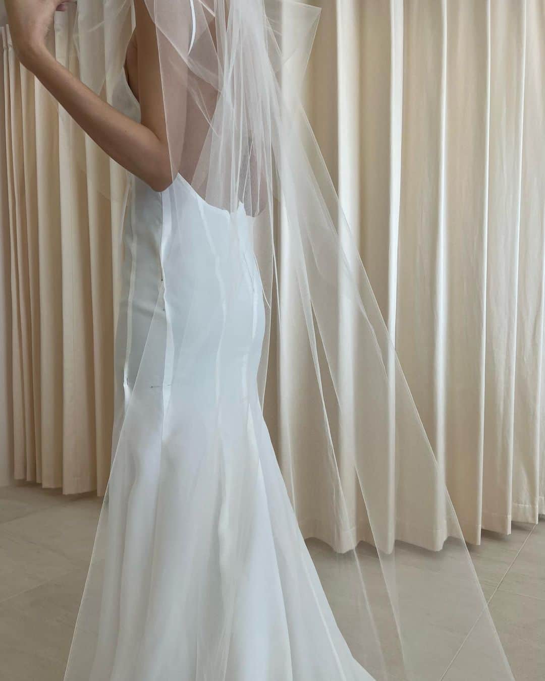 大屋夏南のインスタグラム：「I’m taking a break from YouTube this week because I had my wedding 🕊 This picture is from first toile fitting for my dress🤍 Will be sharing pics and videos of the wedding soon 😘  今週はYouTubeは結婚式があったのでお休みします😌 また式の写真やビデオは追って🫶🏼  写真はドレスのトワルの最初のフィッテング💫ここからとても素敵なドレスに仕上げてもらって感激でした🥹」