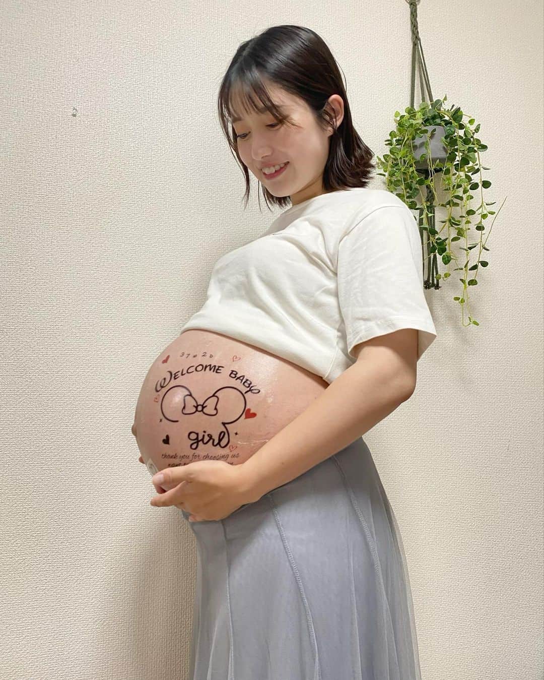 小泉留菜のインスタグラム：「#37w2d 🤰 . . セルフマタフォト〜🐭🎀 . . 👨🏻に貼ってもらったけど楽しかったのか ノリノリでやってくれた✌🏻笑 ミニーちゃんデザイン可愛すぎてお気に入り🩷🐭🎀 . . すでにエコーで3500g超えなので、、、😀 早く出てこ〜い👶🏻✨🙏🏻 . . #マタニティフォト #セルフフォト  #3歳 #3歳男の子 #3歳児 #ママ #男の子ママ #ママスタグラム #25歳ママ #口唇口蓋裂 #関東ママ #埼玉ママ #小さい彼氏 #妊娠 #第二子 #第二子妊娠中 #マタニティ #マタニティライフ #妊娠中 #🤰🏻」