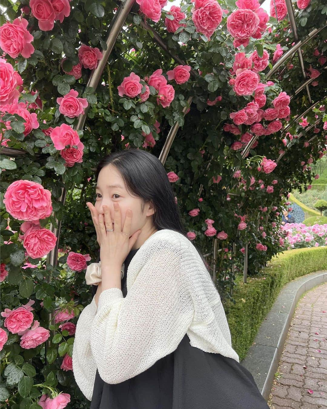 チェギョンさんのインスタグラム写真 - (チェギョンInstagram)「비가 와도 꽃은 못 참지~🌷🌹」5月28日 16時31分 - yunvely_0824