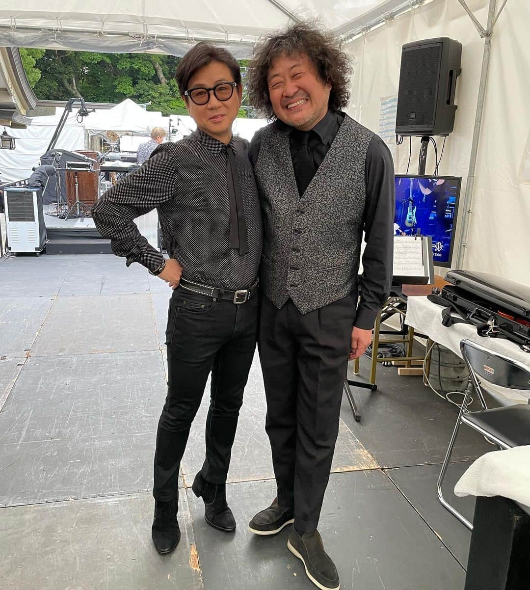 葉加瀬太郎さんのインスタグラム写真 - (葉加瀬太郎Instagram)「昨日の福岡音楽祭「音恵」2023に いらして下さった大勢の皆さま、満員御礼㊗️ありがとうございました。  バンドメンバーと参加アーティストとのツーショットです✌️ 一青窈さん、羽毛田さん、奥田民生さん、村治佳織さん、藤井フミヤさんありがとうございました！  初夏の護国神社で素晴らしいアーティストたちと音を奏でる事ができて 楽しかった〜  僕らが音楽に込めた世界平和への祈りが届きますように🙏  今週末は京都上賀茂神社2デイズでお待ちしています👋  #葉加瀬太郎 #一青窈 #羽毛田丈史 #奥田民生 #村治佳織 #藤井フミヤ #音恵 #福岡音楽祭2023 #葉加瀬太郎音楽祭」5月28日 16時25分 - tarohakase_hats