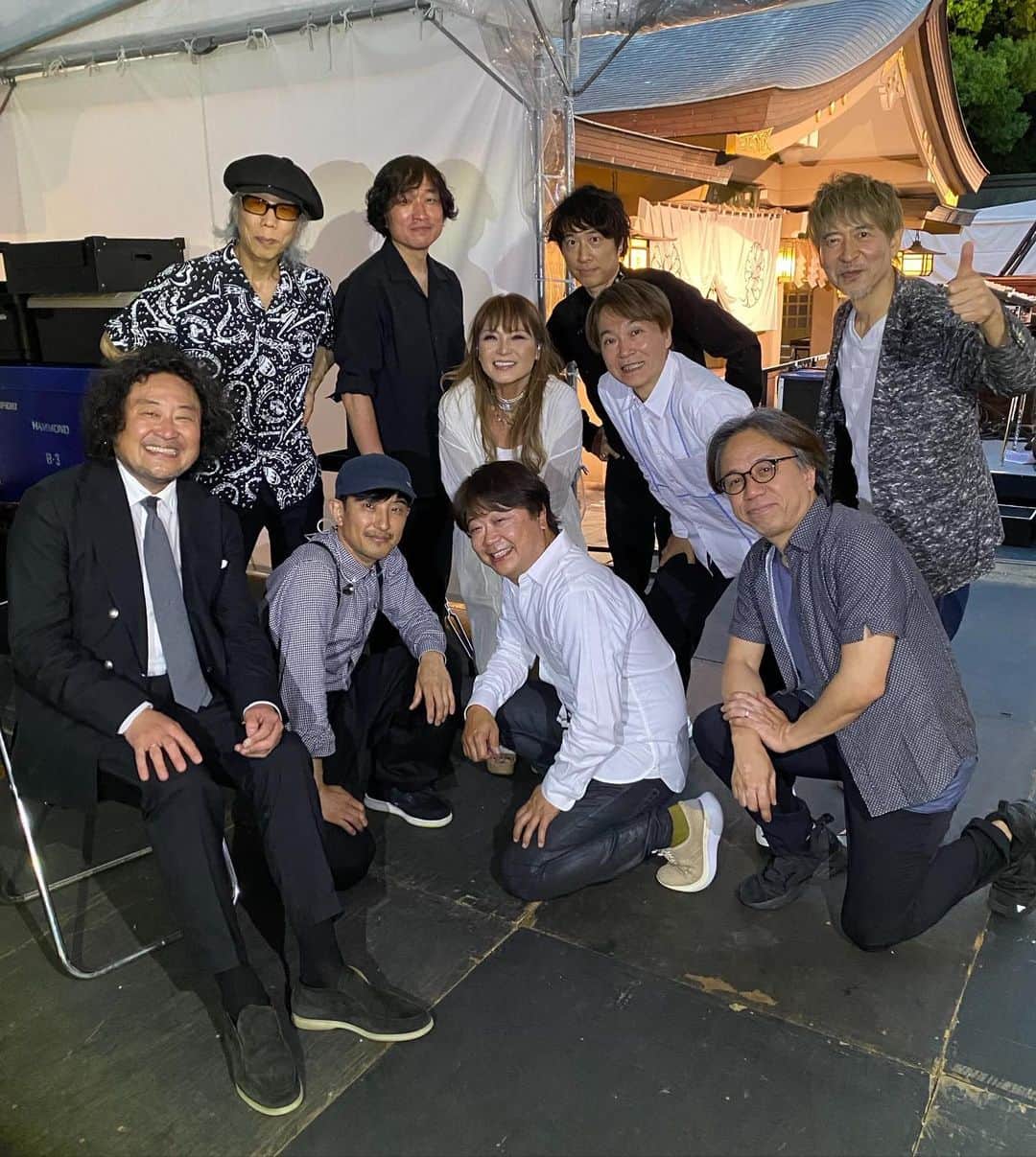 葉加瀬太郎のインスタグラム：「昨日の福岡音楽祭「音恵」2023に いらして下さった大勢の皆さま、満員御礼㊗️ありがとうございました。  バンドメンバーと参加アーティストとのツーショットです✌️ 一青窈さん、羽毛田さん、奥田民生さん、村治佳織さん、藤井フミヤさんありがとうございました！  初夏の護国神社で素晴らしいアーティストたちと音を奏でる事ができて 楽しかった〜  僕らが音楽に込めた世界平和への祈りが届きますように🙏  今週末は京都上賀茂神社2デイズでお待ちしています👋  #葉加瀬太郎 #一青窈 #羽毛田丈史 #奥田民生 #村治佳織 #藤井フミヤ #音恵 #福岡音楽祭2023 #葉加瀬太郎音楽祭」