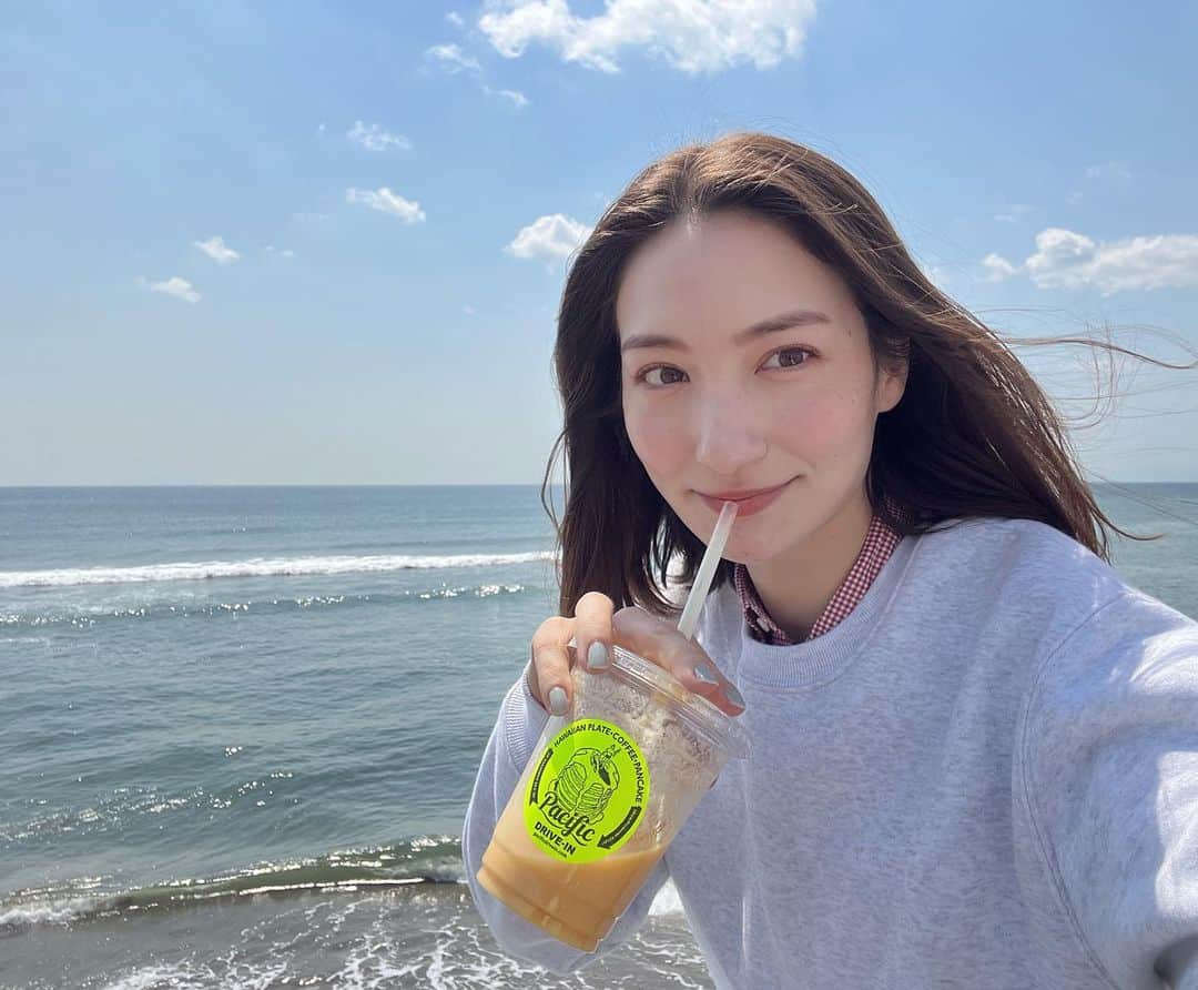 山神アリシアのインスタグラム：「PACIFIC DRIVE-IN🚙多いとか言いながらちゃんとロコモコ、スムージー&スコーンを食べ尽くす」