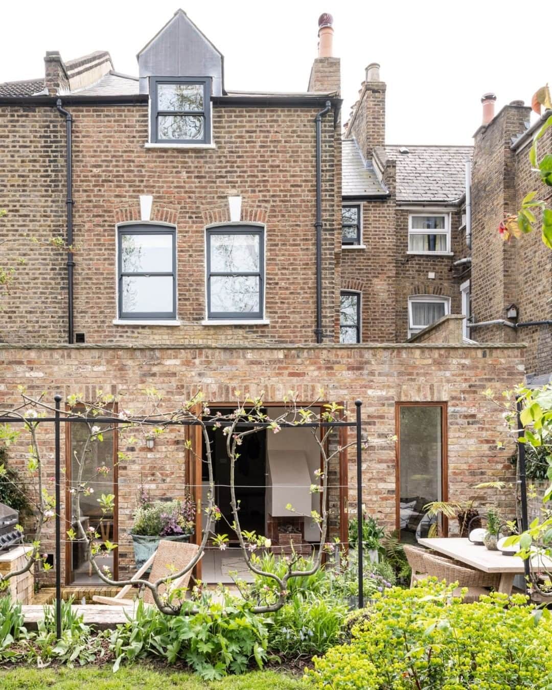 The Modern Houseさんのインスタグラム写真 - (The Modern HouseInstagram)「#forsale New Heights: a Victorian home in Clapton, east London, with a beautiful south-west facing garden.   Go to the link our bio to see the full listing.  Ickburgh Road II, London E5.」5月28日 16時34分 - themodernhouse