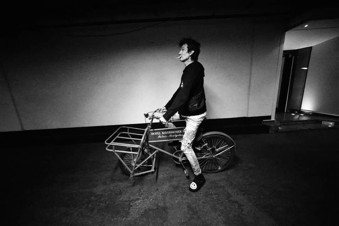 ニッキー・シックスさんのインスタグラム写真 - (ニッキー・シックスInstagram)「Stealing hearts and hotel bicycles since 1981 or ya can’t take him anywhere? 😂 #Munich @tommylee」5月28日 16時35分 - nikkisixxpixx