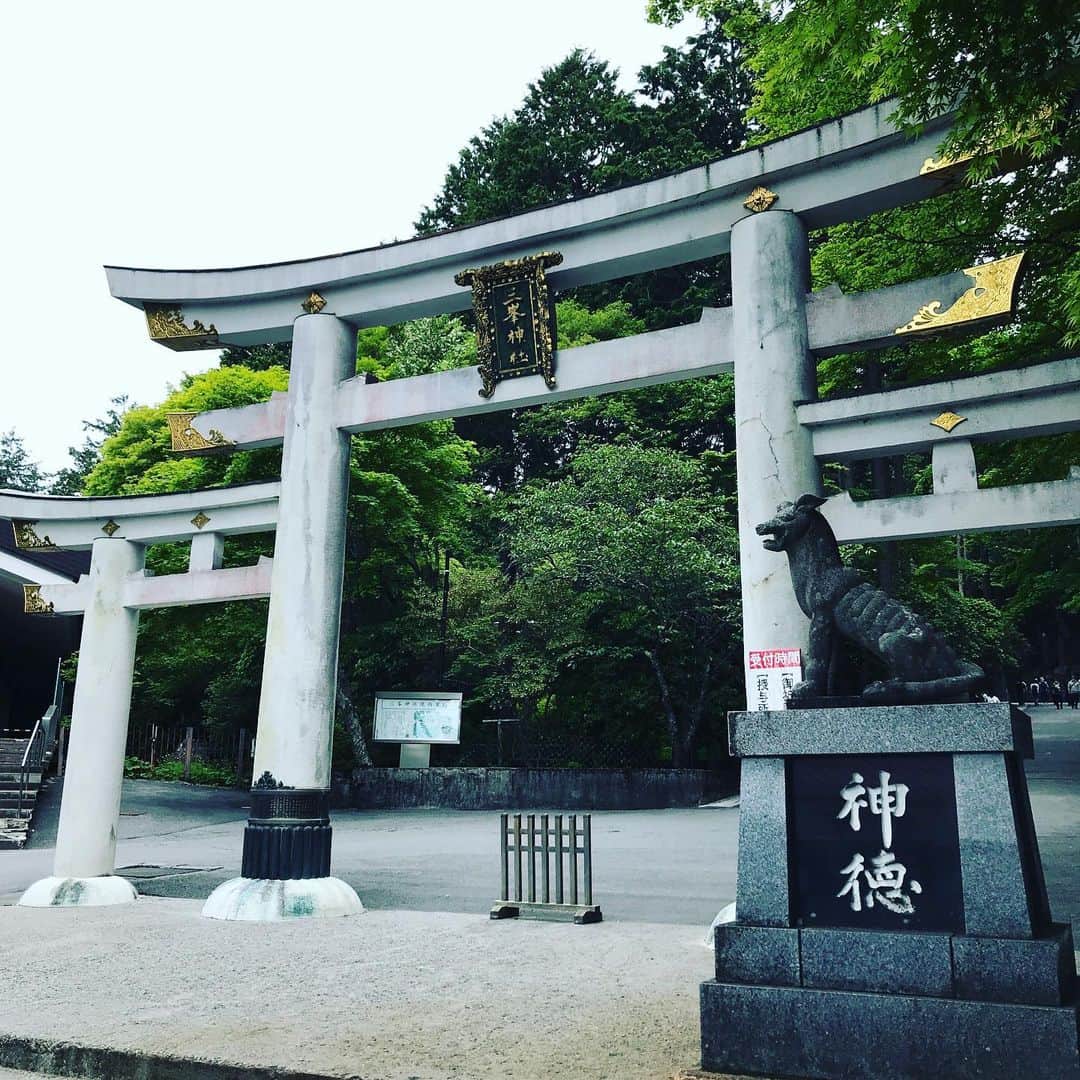 のインスタグラム：「♪ ぽっかりと お休みをいただいた この数日間。  せっかくなので たまにはひとり旅。  秩父経由で 三峯神社へ来ております。  早朝に出発して 現地に到着したのが 10:30。 でも流石は関東屈指の パワースポット。 すでに参拝客がいっぱい。  厳かで清らかな空気に 身が引き締まるハゲです。  #三峯神社パワースポット  #遅めの朝ごはん #キノコつけそば」