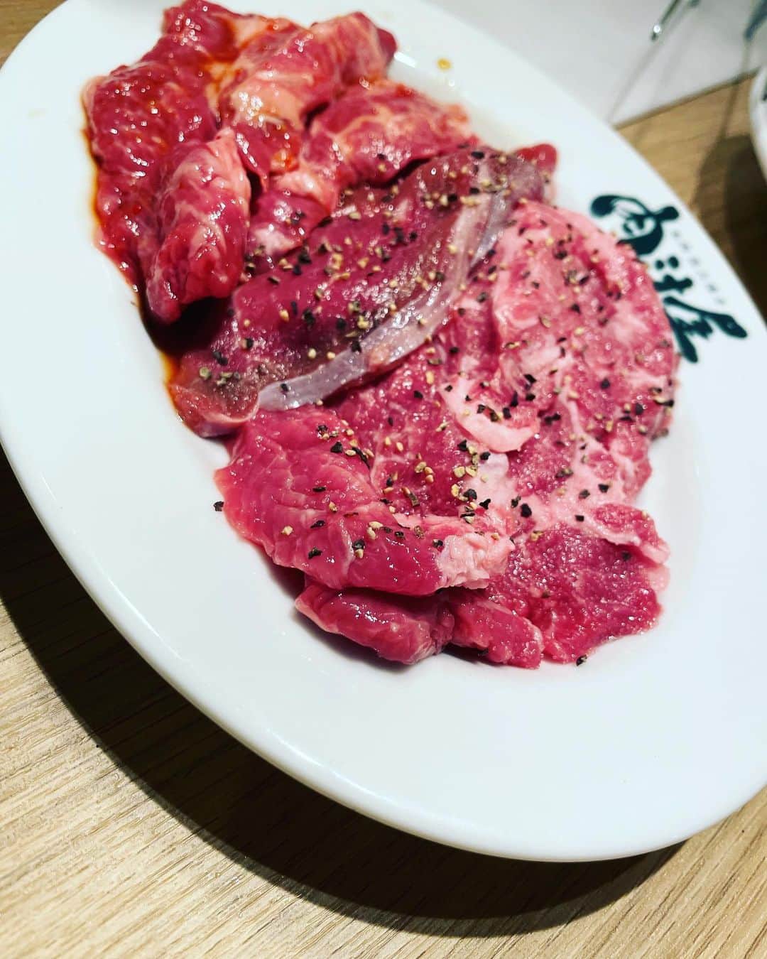 加藤美帆のインスタグラム：「昨日載せたジンギスカン🐑 1枚目は3種盛り合わせで、2枚目はタン、3枚目は5種盛り合わせだよヽ(•̀ω•́ )ゝ ジンギスカンもりもり食べれて幸せだった🥹🥹🥹🥹 #fyp #meat #肉 #東京グルメ  #神田グルメ」