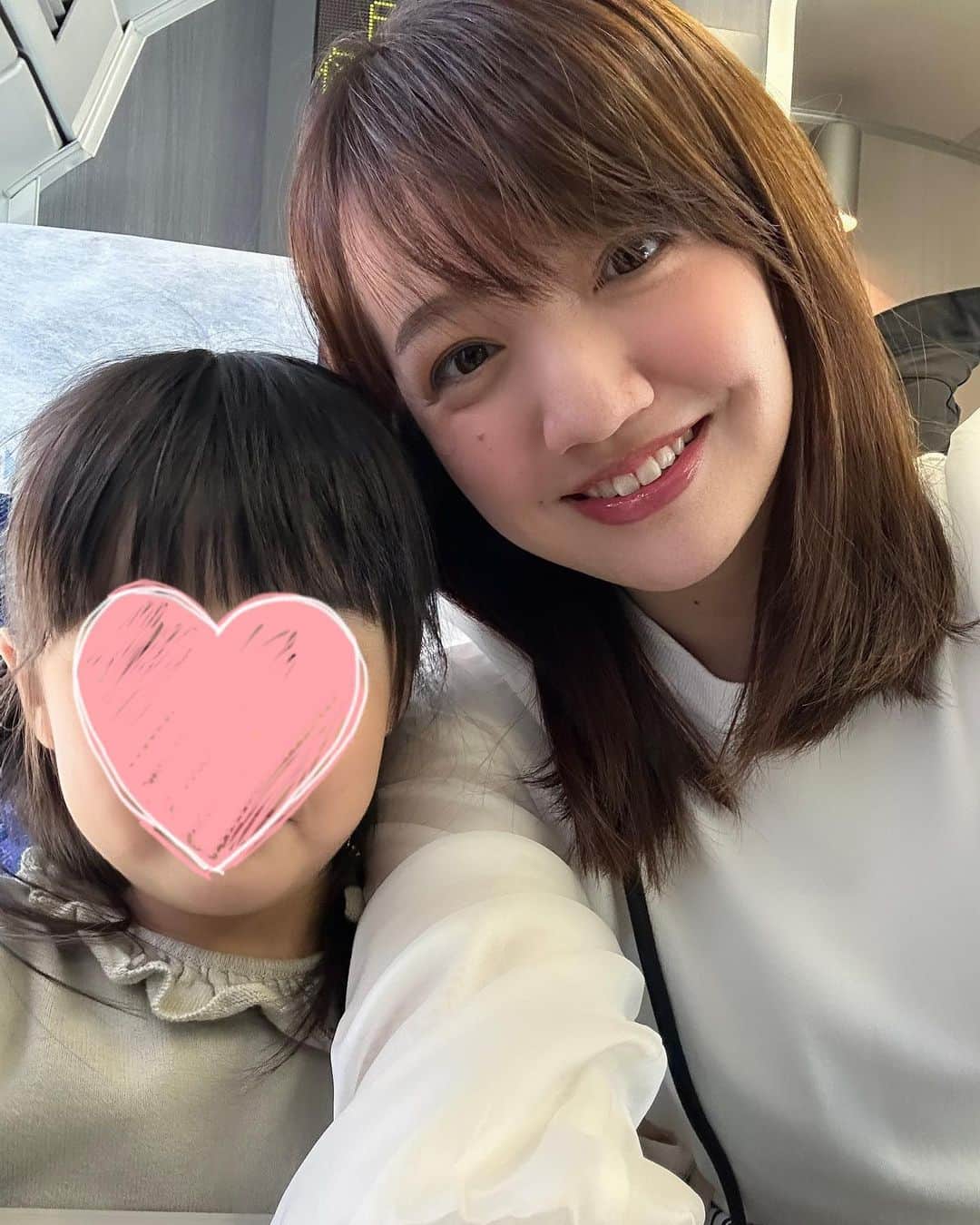 赤松麻里菜のインスタグラム：「@circus_tanaka さんにカット＋ストレート＋トリートメントのフルコース🍽して頂きました💇‍♀️✨ 出社前バタバタでコテもアイロンもする時間ないから、起きたままでまとまってくれてほんとありがたい🥺🙏 娘たちと共に絶賛髪伸ばし中💇‍♂️ 雨の日も最近多いし☔️またすぐ行きたいな〜🦄✨ #ヘアカット #春カラー #ママヘア #女の子ママ #姉妹ママ #2人育児 #2歳差育児 #3歳差育児 #ママライフ #ワーママ #ワーママの日常 #赤ちゃんのいる生活 #赤ちゃんのいる暮らし #骨格ウェーブ #骨格ウェーブコーデ #ママコーデ #イエベ #イエベ春」