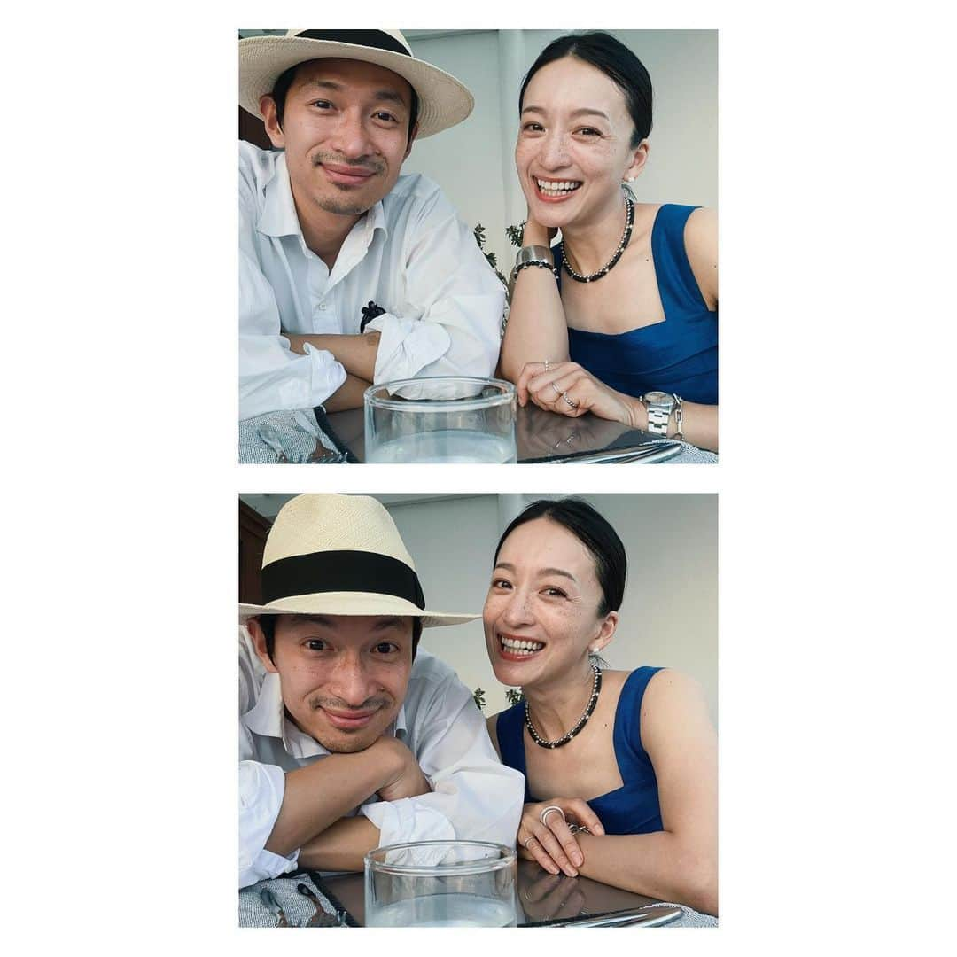 高山都さんのインスタグラム写真 - (高山都Instagram)「5月26日に入籍を決めたのは、お誕生日も結婚記念日も兼ねて、5月はすこし長く休んで旅をしよう！そんな理由でした。 2週間夫と旅をして、ほんとうに四六時中一緒にいても大親友のようにずっとお喋りしているし、時々小さな喧嘩をしても翌日にはケロッとお互い朝ごはん食べようとなっているし、なかなか面白い関係性です。 当日は、ふたりで手紙を書き合って交換しました。 なんていうか、やっぱり親友みたいな夫です。 結婚して1年の日、世界で1番夕陽がキレイと言われている島で、世界で1番好きな人と一緒にいられて最高の記念日でした。 30年後も2人で旅してられるように、元気な足腰と身体を保たなきゃなー。  さて、また東京で一生懸命頑張るぞー！  #都の旅の記録  #結婚記念日 #サントリーニ島」5月28日 16時45分 - miyare38