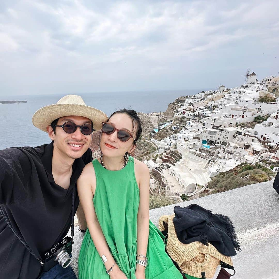 高山都さんのインスタグラム写真 - (高山都Instagram)「5月26日に入籍を決めたのは、お誕生日も結婚記念日も兼ねて、5月はすこし長く休んで旅をしよう！そんな理由でした。 2週間夫と旅をして、ほんとうに四六時中一緒にいても大親友のようにずっとお喋りしているし、時々小さな喧嘩をしても翌日にはケロッとお互い朝ごはん食べようとなっているし、なかなか面白い関係性です。 当日は、ふたりで手紙を書き合って交換しました。 なんていうか、やっぱり親友みたいな夫です。 結婚して1年の日、世界で1番夕陽がキレイと言われている島で、世界で1番好きな人と一緒にいられて最高の記念日でした。 30年後も2人で旅してられるように、元気な足腰と身体を保たなきゃなー。  さて、また東京で一生懸命頑張るぞー！  #都の旅の記録  #結婚記念日 #サントリーニ島」5月28日 16時45分 - miyare38