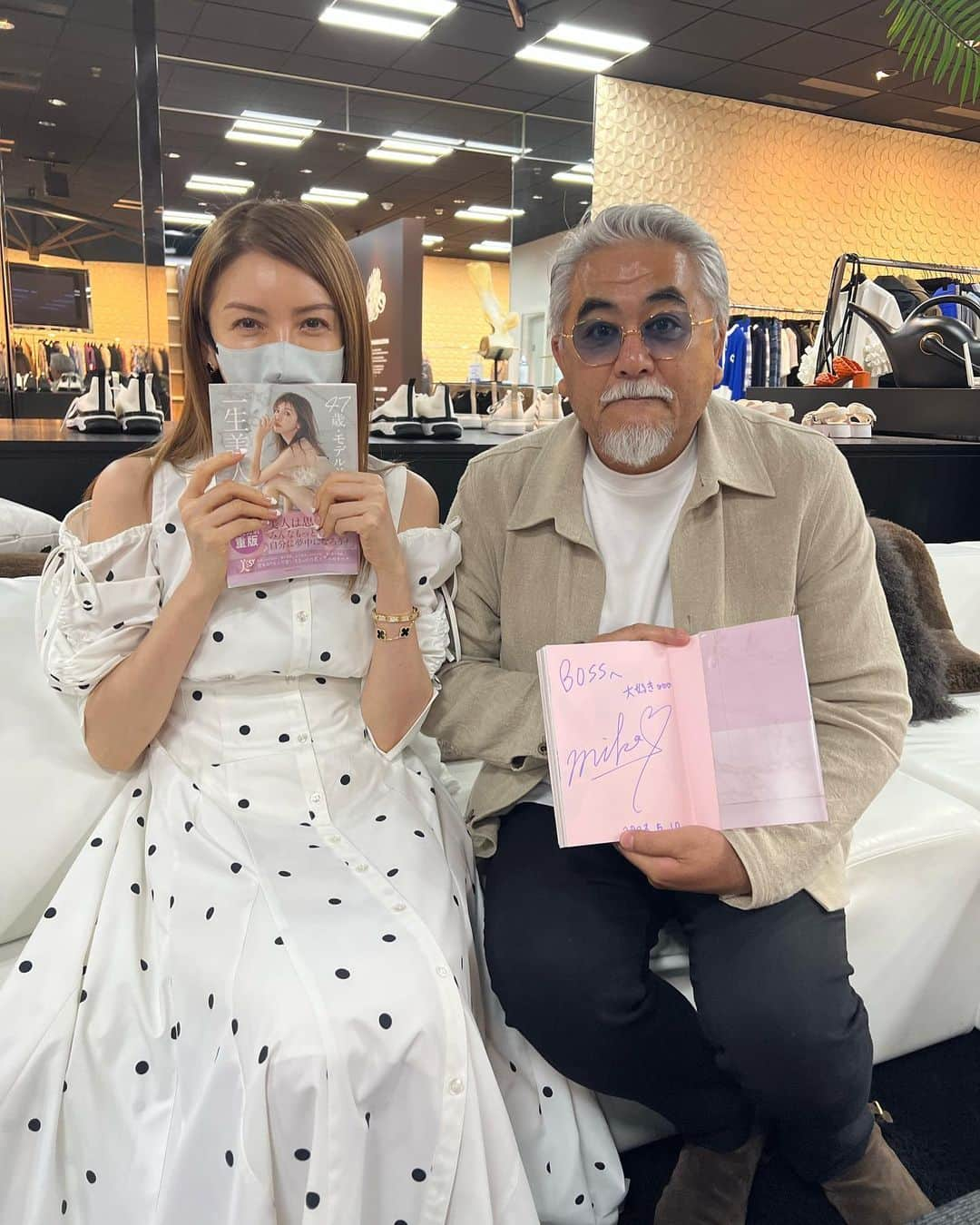 美香さんのインスタグラム写真 - (美香Instagram)「もう20年ぐらいのお付き合いになる ダブスタさんが美香本を100冊購入してくださり、先日社内で急にサイン会をしてきました🙈💖  ２枚目がダブスタのボスです❤️ ボスがデザインするお洋服が大好き！ 一生着たいです✨ 吉田さん（写真一枚目）やくるみちゃんともながーい長いお付き合い。 毎週のようにダブスタの会社にいるわたし。多いと週に２回はいます笑 いつもいつもありがとう😊  一生大好き❤️  @doublestandard_official   #サイン会🙈💖」5月28日 16時47分 - mikaofficial99