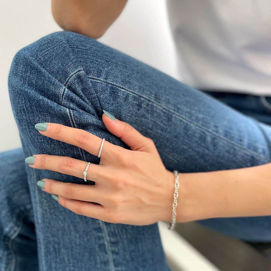 starjewelry_pressさんのインスタグラム写真 - (starjewelry_pressInstagram)「-New Model- CELESTIAL PARAIBA  永遠の白い輝きを放つプラチナに、ネオンブルーが美しいパライバトルマリンをセットしたCELESTIAL PARAIBA シリーズ。  トレンドのコインネックレスを、ジュエリーライクな上質な素材使いで仕上げました。   熟練したクラフトマンによって描かれた光を模したデザインが、センターストーンの輝きをより一層引き立てます。   =====  《SUMMER JEWELRY FAIR》 5.27 sat - 6.30 fri 明るい日差しに照らされ、気分が高まるサマーシーズン。 5/27(土)～6/30(金)まで、夏のジュエリーフェアを開催！  －SPECIAL PRESENT－ 期間中、店頭または公式オンラインストアにて税込33,000円以上お買い上げの方にサステナブルレザーを使用したジュエリーケースをプレゼント。 ※なくなり次第終了　 ※ブライダルは対象外  #starjewelry #スタージュエリー #summerjewelryfair #サマージュエリーフェア #limitedmodel #necklace #ネックレス #paraibatourmaline  #パライバトルマリン #jewelry」5月28日 16時57分 - starjewelry_press