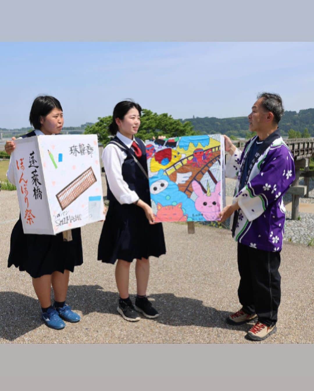 島田市さんのインスタグラム写真 - (島田市Instagram)「本日は、今夜8時まで蓬莱橋で開催されている「ぼんぼり祭り」を取材してきました。 ステージ発表のほか、橋の上でも三味線流し（1・2枚目）が披露されました。 今年も昨年に引き続き、島田商業高校の生徒がぼんぼりに貼り付けるイラストを作成。5基10枚を引き渡しました。 （3枚目）5/18島田商業高校生から実行委員会へぼんぼりの引き渡し #島田市 #しまだ #Shimada #静岡県 #Shizuoka #日本 #Japan #蓬莱橋 #ぼんぼり祭り」5月28日 16時58分 - shimadacity_shizuoka_official