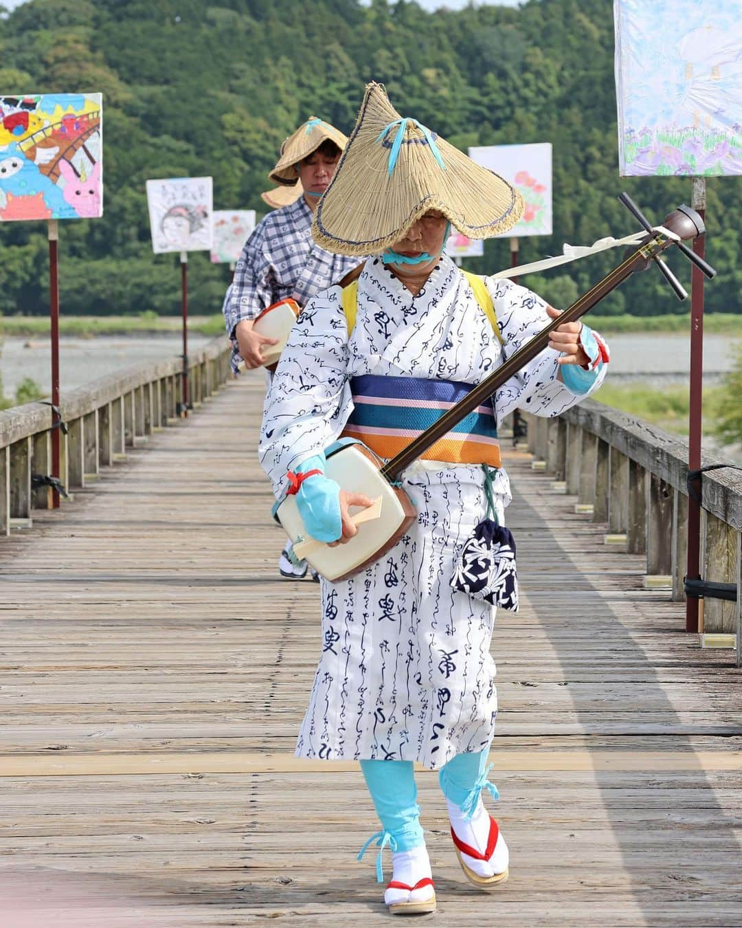 島田市さんのインスタグラム写真 - (島田市Instagram)「本日は、今夜8時まで蓬莱橋で開催されている「ぼんぼり祭り」を取材してきました。 ステージ発表のほか、橋の上でも三味線流し（1・2枚目）が披露されました。 今年も昨年に引き続き、島田商業高校の生徒がぼんぼりに貼り付けるイラストを作成。5基10枚を引き渡しました。 （3枚目）5/18島田商業高校生から実行委員会へぼんぼりの引き渡し #島田市 #しまだ #Shimada #静岡県 #Shizuoka #日本 #Japan #蓬莱橋 #ぼんぼり祭り」5月28日 16時58分 - shimadacity_shizuoka_official