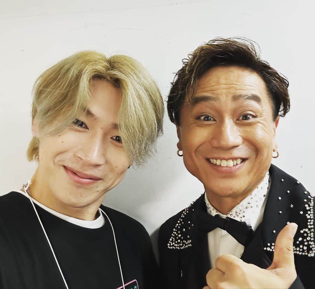 大舌恭平のインスタグラム：「Fantasy on Ice 2023幕張公演ありがとうございました✨ ラップキレキレのDA PUMP KIMIさんと😎🔥🔥  来週の仙台公演も素敵なパフォーマンスをお届けしますのでよろしくお願いします🫡✨✨  #FaOI #FantasyonIce #bluetokyo #dapump #kimi」