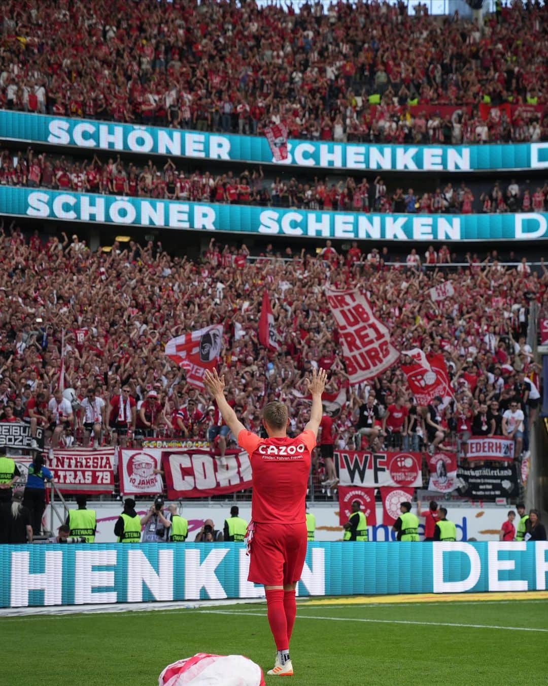 ニルス・ペテルセンのインスタグラム：「Danke für alles! 🙌🏻❤️ Ich muss diese vielen unfassbaren Eindrücke jetzt erstmal sacken lassen - am besten im Süden ☀️😎 Macht Euch eine schöne fußballfreie Zeit und bleibt gesund 👋🏻」