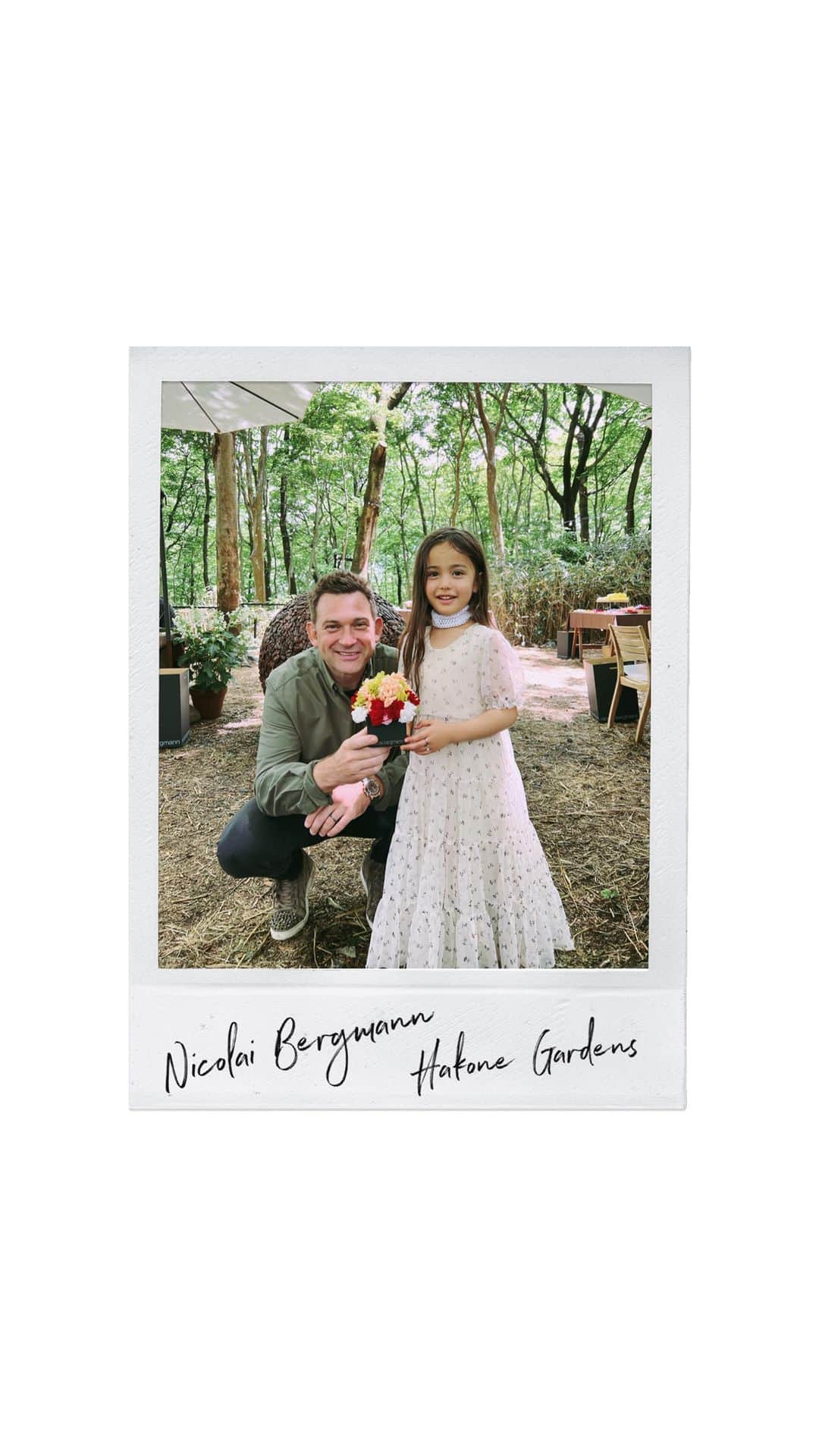 大橋菜央のインスタグラム：「NICOLAI BERGMANN HAKONE GARDENS . . . 週末箱根旅♨️ . ニコライ バーグマン 箱根 ガーデンズでの キューブフラワーのワークショップに参加しました🌿 . お天気にも恵まれ 花と自然に囲まれた空間での制作はとても楽しく そして癒しの時間でした☺️✨ . なんの迷いもなくどんどん進めていく Miaのスピード🤣 . 気がついたら途中で投げ出してしまった Annの分まで秒で終わらせていました笑 . . . #箱根旅 #箱根旅行  #naoliving_travel  #ニコライバーグマン  #ニコライバーグマン箱根ガーデンズ  #miababyliving  #annbabyliving」