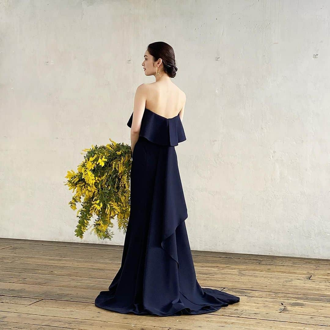 ハツコ エンドウさんのインスタグラム写真 - (ハツコ エンドウInstagram)「＊  A by Hatsuko Endo 2023 Collection_  Dress：Olga（Navy）／No.8402 @a_by_hatsukoendo  ハツコ エンドウ ウェディングス銀座 03-3563-1411  現在、7号サイズ（1着）のみの入荷となります。 こちらは、6／15 以降の挙式の方への ご案内とさせていただきます。  Hair&Makeup：Hatsuko Endo @akiko__endo  @hatsukoendo_okayama  @hatsukoendo_sakata  @hatsukoendo_hairmakeup   Accessories：Hatsuko Endo Weddings Bouquet： @ardoise1986   #hatsukoendo  #hatsukoendoweddings #hatsukoendobeauty #abyhatsukoendo  #wedding #dress #hair #makeup #bridal #photo #shooting #accessories #bouquet #ハツコエンドウ #ハツコエンドウウェディングス #ウェディングドレス #エーバイハツコエンドウ #新作 #ブライダル #ビューティー #ヘアメイク #撮影 #プレ花嫁 #日本中のプレ花嫁さんと繋がりたい #アクセサリー #美容師 #ブーケ」5月28日 17時00分 - hatsuko_endo