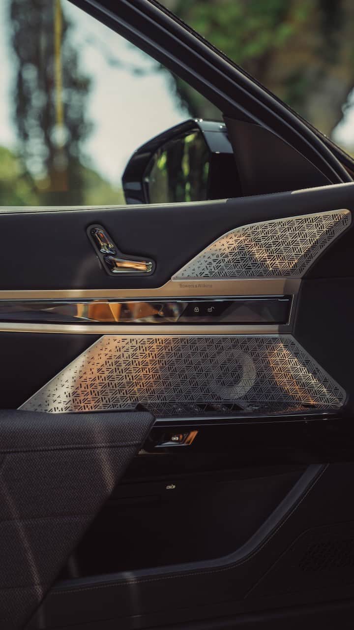 BMWのインスタグラム：「Step in, and feel the next step in luxury. Experience THE i7 M70. #ThisIsForwardism #THEi7M70 #BornElectric #Cannes2023 #festivaldecannes __ BMW i7 M70 xDrive: Combined power consumption: 23.8–20.8 kWh/100 km. Combined CO2 emissions: 0 g/km. Electric range: 488–560 kilometers. All data according to WLTP. Further info: www.bmw.com/disclaimer」