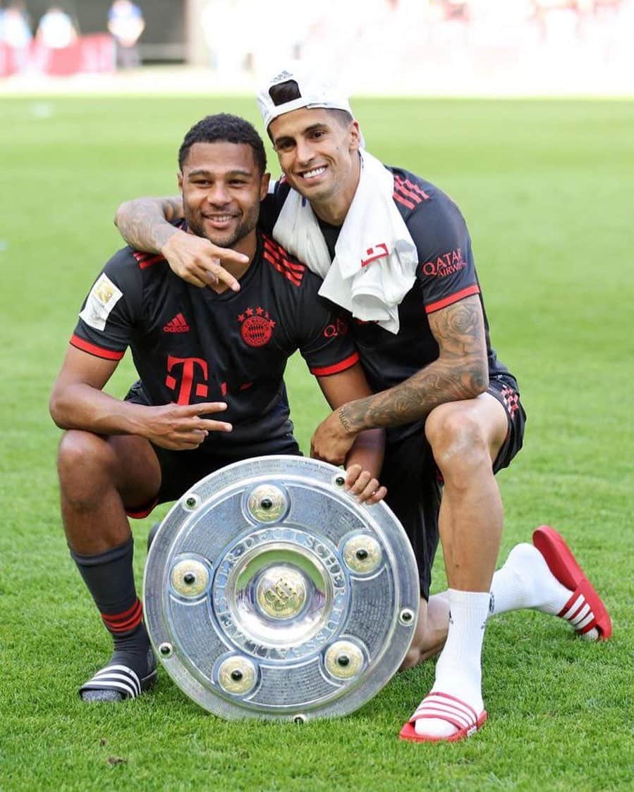 ジョアン・カンセロのインスタグラム：「Hard work always pays off 💫 Good morning @fcbayern fans  #miasanmia #packmas #mommyblessme」