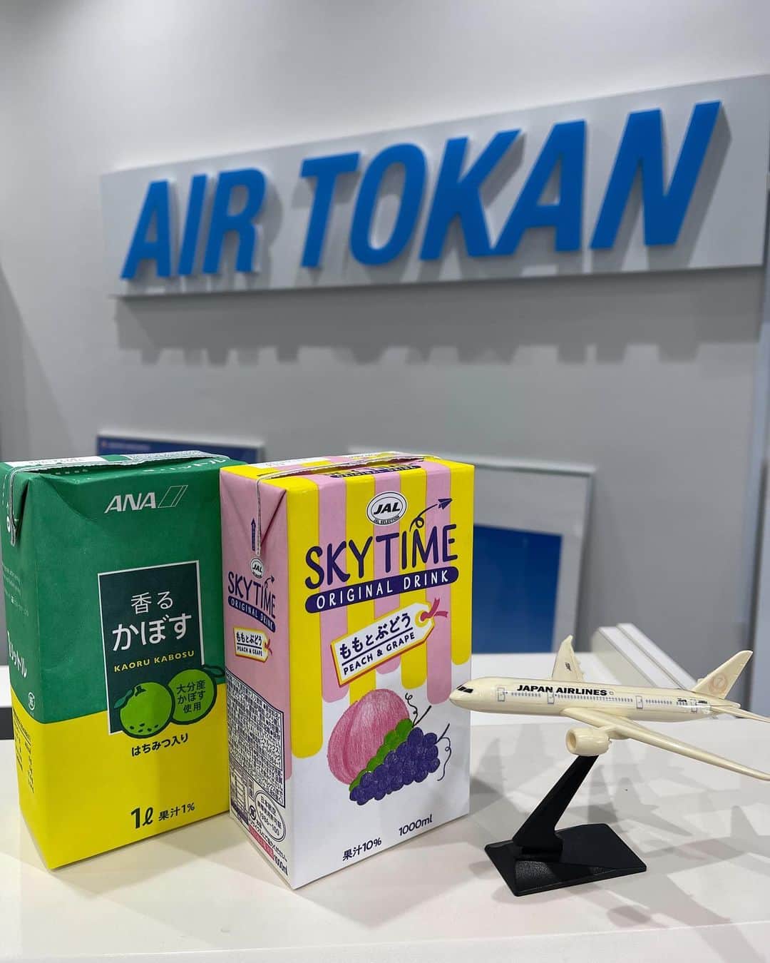 東京観光専門学校さんのインスタグラム写真 - (東京観光専門学校Instagram)「こんにちは！エアライン学科です✈️  6/4(日)のオープンキャンパスでは、『JAL・ANA大研究』を開催いたします🌟🌟  元スタッフから航空業界の経験談を聞くことができます！！  興味のある方はぜひTOKANにお越しください💖 各航空会社で使用されているドリンクを用意してお待ちしております🧃  #東京観光専門学校  #エアライン学科  #グランドスタッフ  #キャビンアテンダント  #航空業界  #オープンキャンパス」5月28日 17時02分 - tokan_1967