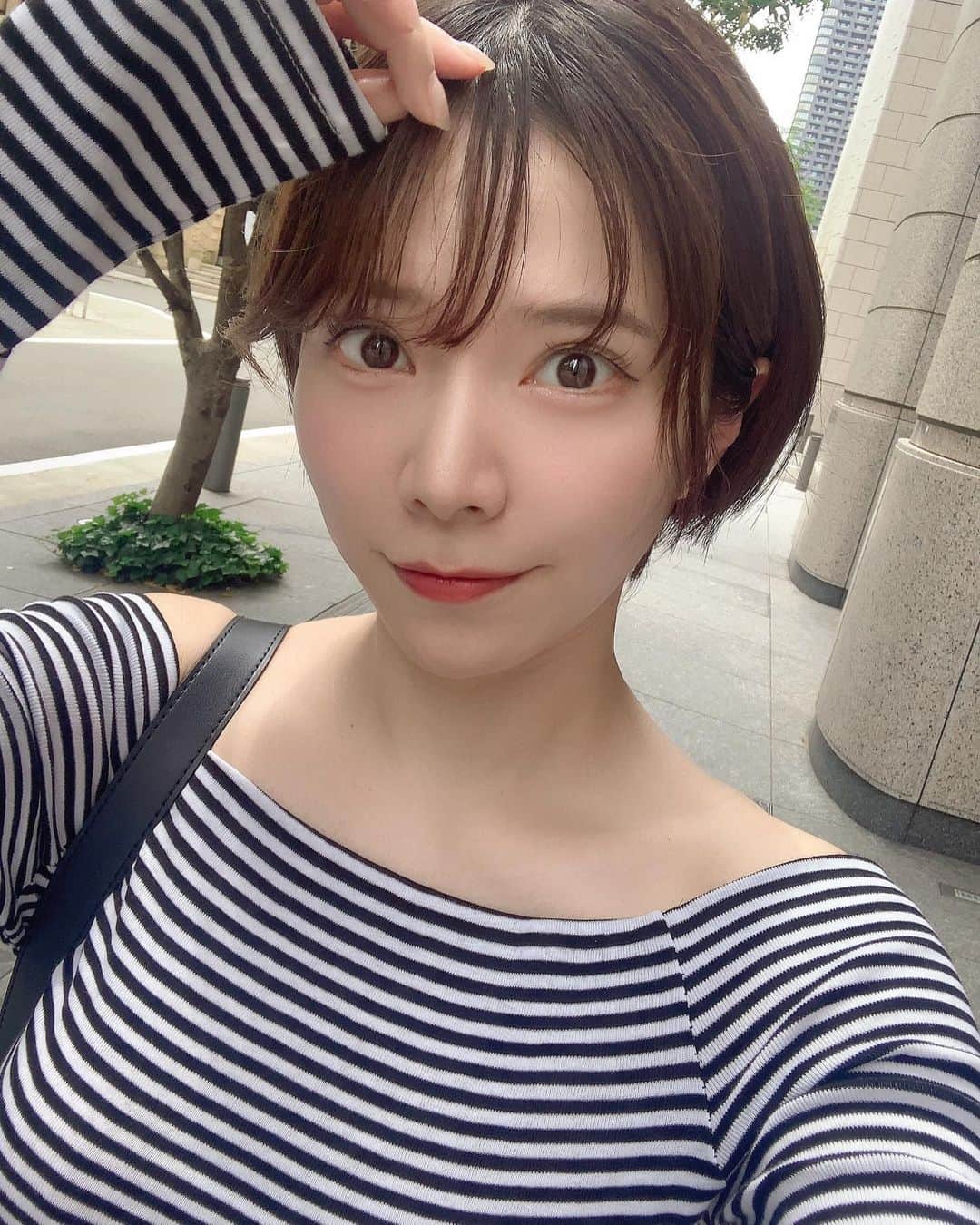 のインスタグラム：「日に日に日差しがやばくなってますね… 紫外線ケアマストだ〜😭 　 日焼け止めに加えて日傘、極力日陰か地下歩く、飲む日焼け止めに毎年手伝ってもらってる私です。 　 飲む日焼け止めはいつもヘリオケアを美容クリニックで購入している💊 　 そしてこの間ストーリーで紹介してた 美容医療のエキスポでもブース出されててアウトレット価格で激安でした😇 うれしい   @biyouiryouexpo  結構行ってくれた方いたみたいでシェアして良かったー！ dmくださった方々もありがとうございます🙏🏻 　 自分の悩みに合わせた施術を提案してもらえたり 美容クリニック専用の製品のことが知れたり、と 　 　 美容医療ってはじめてだと気持ち的に行くのハードル高いと思うので こういうイベントは本当にいいなぁと思いました🙌🏻 　 無料で参加できたので また次回あるときも是非シェアさせていただきます！ 　 とりあえず @lekarkacosme のキット使うの楽しみー😌 　 #美容医療expo #美容医療 #美容クリニック #美容情報 #肌治療 #飲む日焼け止め#アンチエイジング」