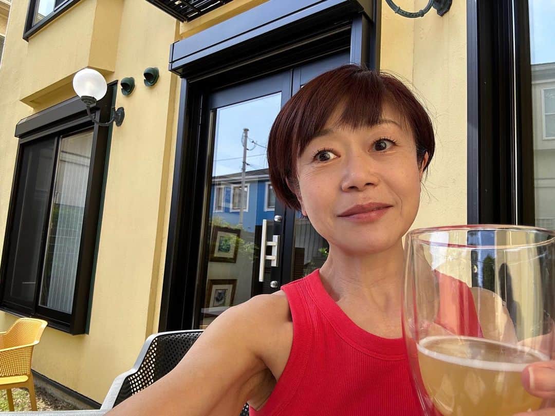 のインスタグラム：「5月28日  みなさん こんにちは  明日からの東京は 梅雨の走りなのでしょうか 傘マークの多いお天気予報が続きます  掛け込みのお庭late lunch  英語で表記すると 何となくカッコイイけど まったりと食べているのは ホルモンです（笑）  よくもまあ！ こんなに食べるものだと 我ながらビックリ  ときおり　ほどよく渡る風 いい声で歌いつづける鶯 パチンと炭の弾ける音  これ以上の幸せはないなあ  #レイトランチ　#庭でランチ　#飛騨コンロ　#鳴くうぐいす　#炭火焼き　#ホルモン」