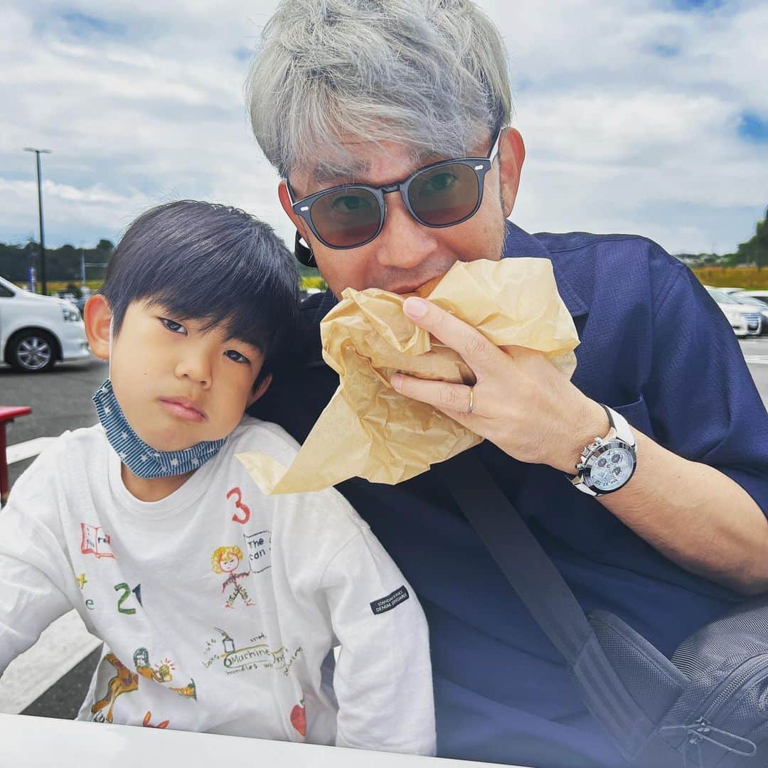 kougeishaのインスタグラム：「Costcoのハンバーガー🍔好きなのよー♪ぎんあちゃはナゲットとポテト🍟ママはホットドグ🌭」