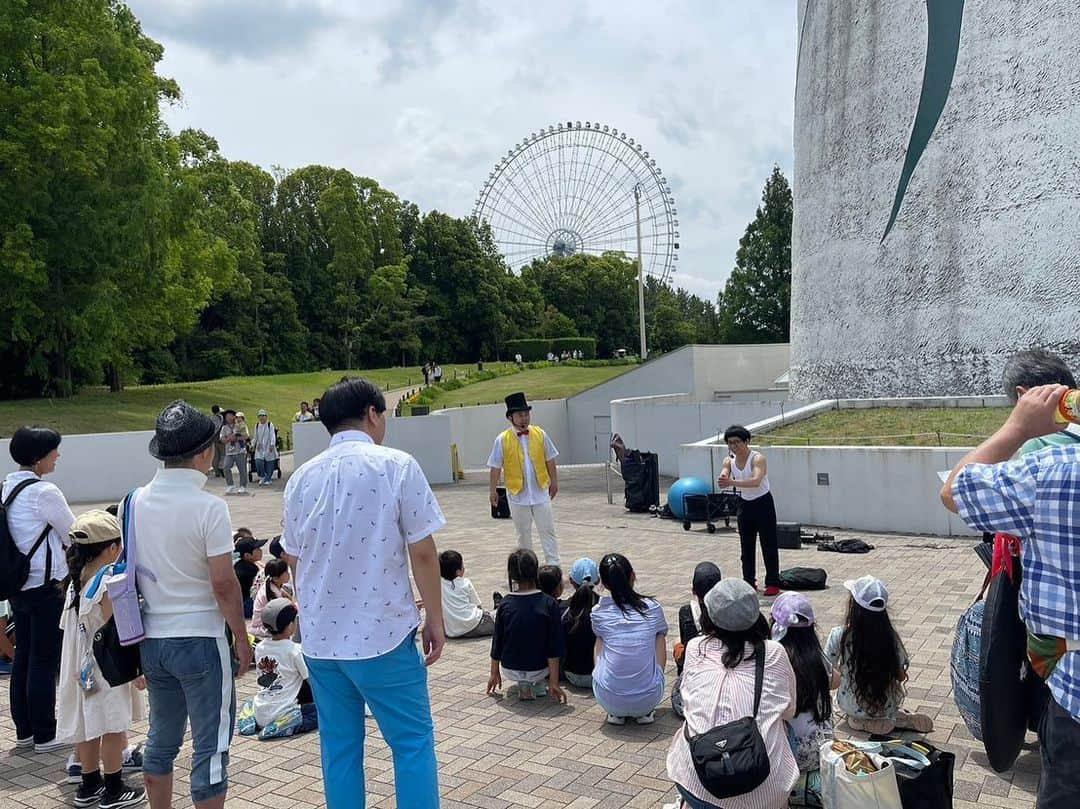 前田志良さんのインスタグラム写真 - (前田志良Instagram)「今日は朝から万博記念公園でとんぺてぃーずと大道芸でした😉  たくさん人が集まってくれて楽しかったです✨  #万博記念公園　#よしもと　#ビコーン　#144cmの先輩  #tiktok」5月28日 17時14分 - bikoon.shiro