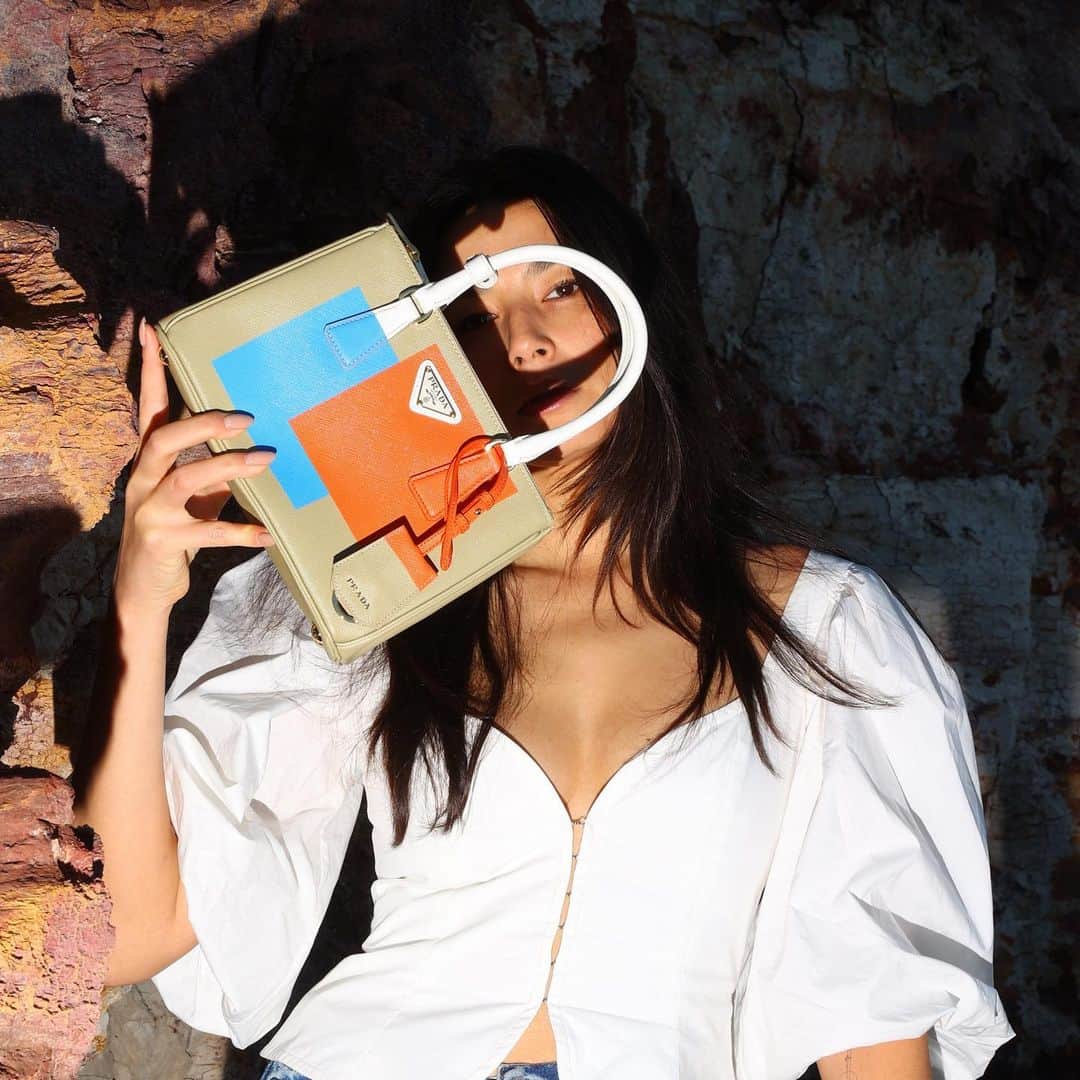 ジェシカ･ゴメスのインスタグラム：「Our love is reds and blues and whites and golds. Find the colour of your love with the new #PradaGalleria @prada #alexdacorte @alexdacorte」