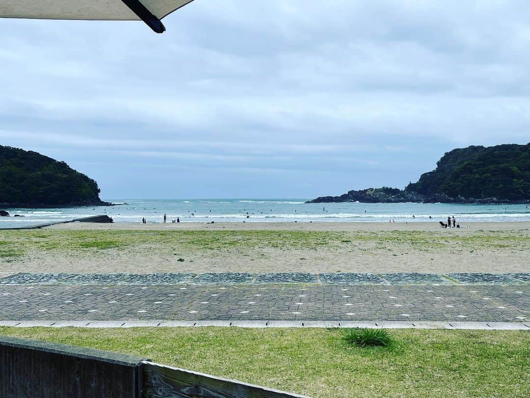 福岡晃子のインスタグラム：「サーフィン賑わっております🏄‍♀️🏄🏄‍♂️」