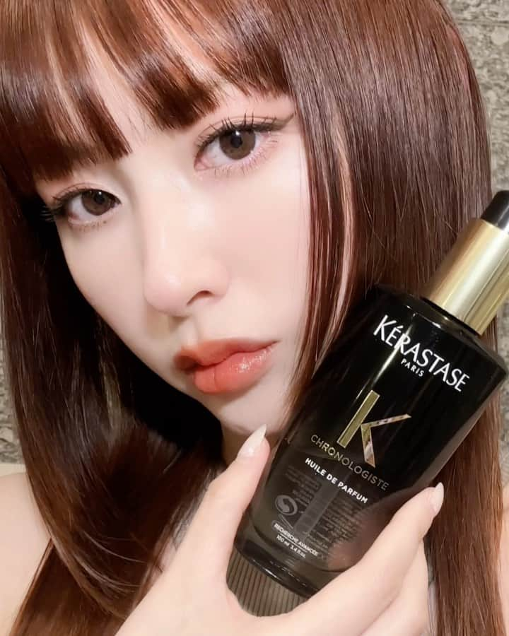 鈴木えみのインスタグラム：「今年もKERASTASEのミューズを務めさせていただくことになりました💘 アンバサダーになって早3年。毎日愛用しているユイルクロノロジストはもう何本目だろ！？前髪もこれでセットしちゃうよ！ なんてったってツヤ髪保護成分98％配合で、230℃（アイロン）の熱からも守ってくれちゃうからね❤️‍🔥 心強い相棒です🫶🏻✨ ㅤㅤㅤ #ケラスターゼ #クロノロジスト #Chronologiste #Promotion」