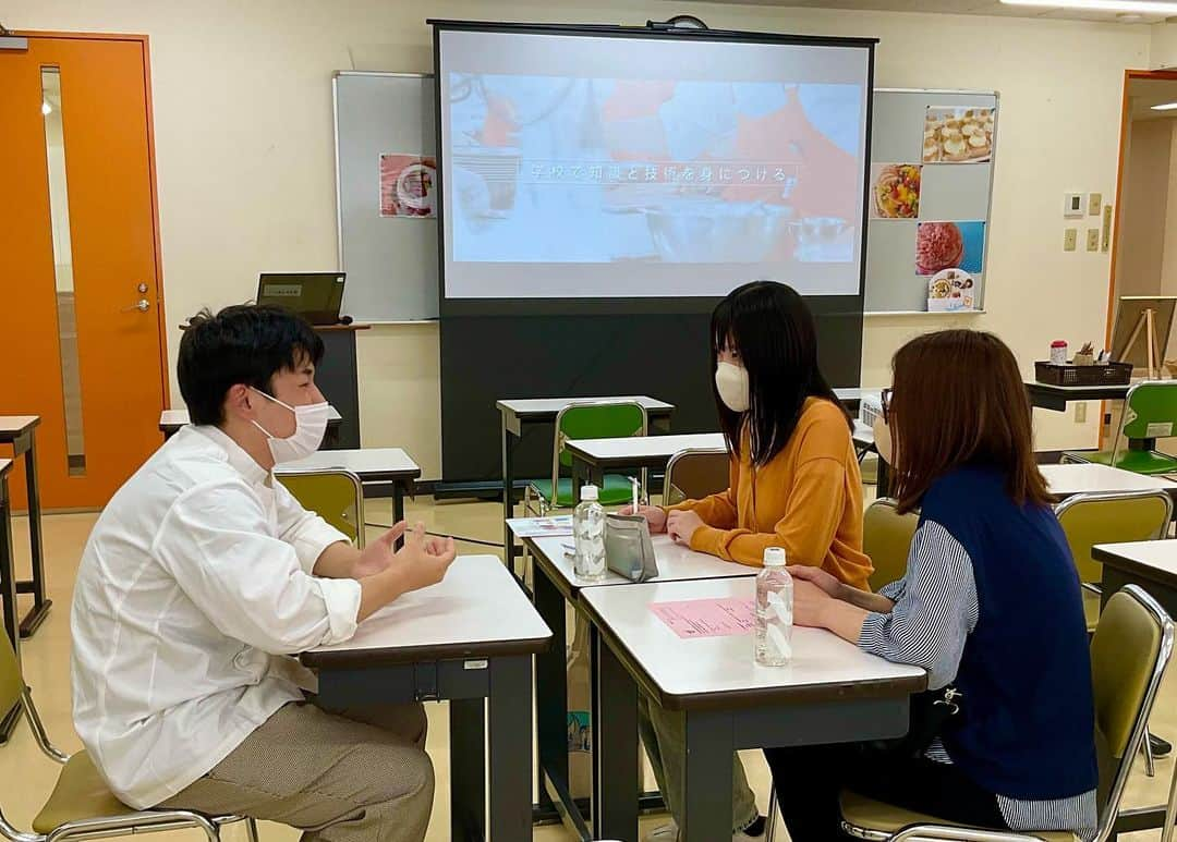 神戸製菓専門学校（公式）さんのインスタグラム写真 - (神戸製菓専門学校（公式）Instagram)「🌈AO入試対策講座🌈スペシャル座談会  6月1日(木)からAOエントリーがスタートします！ みなさん準備の方は進んでいますか？？😃  神戸製菓ではAOエントリー前最後のAO入試対策講座を開催しました！ AOエントリーのポイントや面接対策をお伝えしました👍💡  そして、今回は学生スタッフとの座談会も行いました😆 参加者さんの面接への不安や学校生活の質問など気になっていることをたくさん聞いていただきました🙌  学校や学生の雰囲気がよく分かった１日になったのでは👍😄 オンラインでもご参加いただきありがとうございました！  次回のAO入試対策ができる日程は6/11(日)#ベリーのレアチーズタルト 🍰です❗️ 部活でなかなか動けなかった💦ゆっくり考えたい😌という方、どなたでも大歓迎です。  みなさんのご参加お待ちしています✨😉  #神戸製菓専門学校 #神戸製菓 #神戸製菓専門学校oc #オープンキャンパス #座談会 #学生スタッフ #洋菓子 #パン #和菓子 #カフェ #ブライダル #パティシエ #ブーランジェ #パン職人 #製菓学生 #製菓本科 #スイーツ科 #製パン本科 #お菓子専科  #aoエントリー #もうすぐ #スタート #お菓子作り好きな人と繋がりたい #パン作り好きな人と繋がりたい #pattistagram2023」5月28日 17時27分 - kobeseika_info