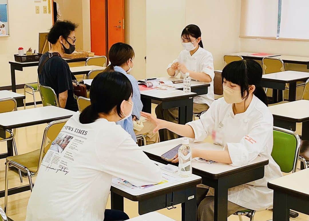 神戸製菓専門学校（公式）さんのインスタグラム写真 - (神戸製菓専門学校（公式）Instagram)「🌈AO入試対策講座🌈スペシャル座談会  6月1日(木)からAOエントリーがスタートします！ みなさん準備の方は進んでいますか？？😃  神戸製菓ではAOエントリー前最後のAO入試対策講座を開催しました！ AOエントリーのポイントや面接対策をお伝えしました👍💡  そして、今回は学生スタッフとの座談会も行いました😆 参加者さんの面接への不安や学校生活の質問など気になっていることをたくさん聞いていただきました🙌  学校や学生の雰囲気がよく分かった１日になったのでは👍😄 オンラインでもご参加いただきありがとうございました！  次回のAO入試対策ができる日程は6/11(日)#ベリーのレアチーズタルト 🍰です❗️ 部活でなかなか動けなかった💦ゆっくり考えたい😌という方、どなたでも大歓迎です。  みなさんのご参加お待ちしています✨😉  #神戸製菓専門学校 #神戸製菓 #神戸製菓専門学校oc #オープンキャンパス #座談会 #学生スタッフ #洋菓子 #パン #和菓子 #カフェ #ブライダル #パティシエ #ブーランジェ #パン職人 #製菓学生 #製菓本科 #スイーツ科 #製パン本科 #お菓子専科  #aoエントリー #もうすぐ #スタート #お菓子作り好きな人と繋がりたい #パン作り好きな人と繋がりたい #pattistagram2023」5月28日 17時27分 - kobeseika_info