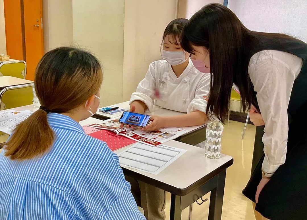 神戸製菓専門学校（公式）さんのインスタグラム写真 - (神戸製菓専門学校（公式）Instagram)「🌈AO入試対策講座🌈スペシャル座談会  6月1日(木)からAOエントリーがスタートします！ みなさん準備の方は進んでいますか？？😃  神戸製菓ではAOエントリー前最後のAO入試対策講座を開催しました！ AOエントリーのポイントや面接対策をお伝えしました👍💡  そして、今回は学生スタッフとの座談会も行いました😆 参加者さんの面接への不安や学校生活の質問など気になっていることをたくさん聞いていただきました🙌  学校や学生の雰囲気がよく分かった１日になったのでは👍😄 オンラインでもご参加いただきありがとうございました！  次回のAO入試対策ができる日程は6/11(日)#ベリーのレアチーズタルト 🍰です❗️ 部活でなかなか動けなかった💦ゆっくり考えたい😌という方、どなたでも大歓迎です。  みなさんのご参加お待ちしています✨😉  #神戸製菓専門学校 #神戸製菓 #神戸製菓専門学校oc #オープンキャンパス #座談会 #学生スタッフ #洋菓子 #パン #和菓子 #カフェ #ブライダル #パティシエ #ブーランジェ #パン職人 #製菓学生 #製菓本科 #スイーツ科 #製パン本科 #お菓子専科  #aoエントリー #もうすぐ #スタート #お菓子作り好きな人と繋がりたい #パン作り好きな人と繋がりたい #pattistagram2023」5月28日 17時27分 - kobeseika_info