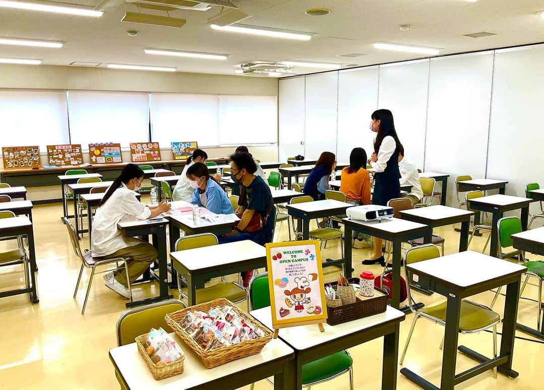 神戸製菓専門学校（公式）さんのインスタグラム写真 - (神戸製菓専門学校（公式）Instagram)「🌈AO入試対策講座🌈スペシャル座談会  6月1日(木)からAOエントリーがスタートします！ みなさん準備の方は進んでいますか？？😃  神戸製菓ではAOエントリー前最後のAO入試対策講座を開催しました！ AOエントリーのポイントや面接対策をお伝えしました👍💡  そして、今回は学生スタッフとの座談会も行いました😆 参加者さんの面接への不安や学校生活の質問など気になっていることをたくさん聞いていただきました🙌  学校や学生の雰囲気がよく分かった１日になったのでは👍😄 オンラインでもご参加いただきありがとうございました！  次回のAO入試対策ができる日程は6/11(日)#ベリーのレアチーズタルト 🍰です❗️ 部活でなかなか動けなかった💦ゆっくり考えたい😌という方、どなたでも大歓迎です。  みなさんのご参加お待ちしています✨😉  #神戸製菓専門学校 #神戸製菓 #神戸製菓専門学校oc #オープンキャンパス #座談会 #学生スタッフ #洋菓子 #パン #和菓子 #カフェ #ブライダル #パティシエ #ブーランジェ #パン職人 #製菓学生 #製菓本科 #スイーツ科 #製パン本科 #お菓子専科  #aoエントリー #もうすぐ #スタート #お菓子作り好きな人と繋がりたい #パン作り好きな人と繋がりたい #pattistagram2023」5月28日 17時27分 - kobeseika_info