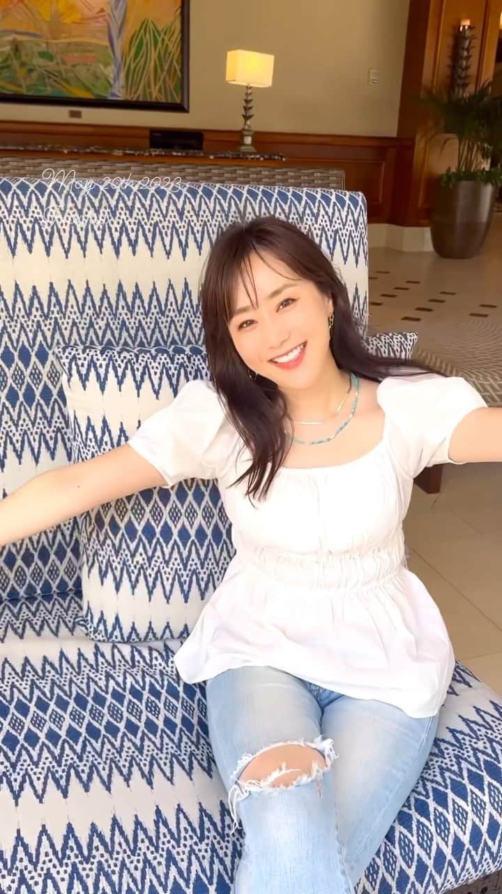 村上麻衣のインスタグラム：「のんびりタイムでした🌺  時間の流れがゆるやかで、 明るくて前向きな気持ちになれました🕊️  この曲は18年も前の曲ですが、当時 「前に前に前に、の歌詞が、マイにマイにマイに、 に聞こえる」 と言われた想い出の曲🤭  . . ハワイでも「your name？」と聞かれ「mai」と答えたら 「my?mine??」「maiなの」とコントのようになり、かなり笑われました。  中国人のおじさんには「同じ名前！僕は、麦って書いてマイって名前だよ」と。  #ハワイ #ハワイ旅行 #ヒルトンハワイアンビレッジ #hawaii #wikiki #vacation #smile #beautiful #ワイキキ」