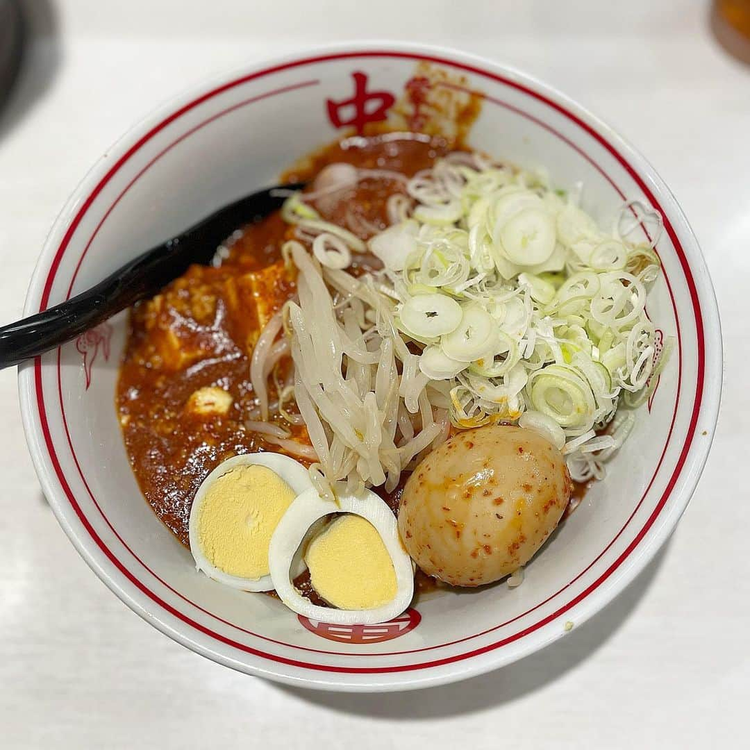 みのり(26)＠東京 ダイエットのインスタグラム：「#蒙古タンメン中本   #冷やし樺太麺  辛さ6(3倍) トッピング:ネギ、蒙古たまご . . . 今日も、ひとりで中本だよ🍜❤️‍🔥 . .  5月限定メニューの冷やし樺太麺🌶️ 日曜日だけあってか並んだ。 . . 冷たい太麺の上に、 ひき肉と激辛麻婆の樺太餡がのっている もやしと、たまごのみなので、 ネギとたまごをさらに追加😀  どろっとした餡に 麺を絡ませて食べるの、とってもおいしくて あっという間に完食🍜✨  これは限定だけど、また食べたい！ . . . ꙳✧˖°⌖꙳✧˖°⌖꙳✧˖°⌖꙳✧˖°⌖꙳✧˖°⌖꙳✧˖° . ライザップ公認の紹介アンバサダー❣️ 紹介特典で、お安く入会できます。 興味のある方は、DMくださ〜い😊🙏 どの店舗でも大丈夫( ˙꒳​˙ ).ᐟ.ᐟ.ᐟ.ᐟ . ꙳✧˖°⌖꙳✧˖°⌖꙳✧˖°⌖꙳✧˖°⌖꙳✧˖°⌖꙳✧˖°  #rizap #ライザップ #ダイエット #diet #レコーディングダイエット #ダイエッター #公開ダイエット  #食べて痩せる    #まいにちごはん部  #ゆるくダイエット #ひとりごはん  #激辛 #激辛グルメ#ラーメン #ラーメン女子 #麺スタグラム #noodles  #痩せたい  #ジャンクフード  #食べることが好き #ラーメン大好き #ラーメン好きな人と繋がりたい #行列のできる店 #ラーメン部 #ラーメン激戦区 #蒙古タンメン #冷やし樺太麺3倍  #激辛道」