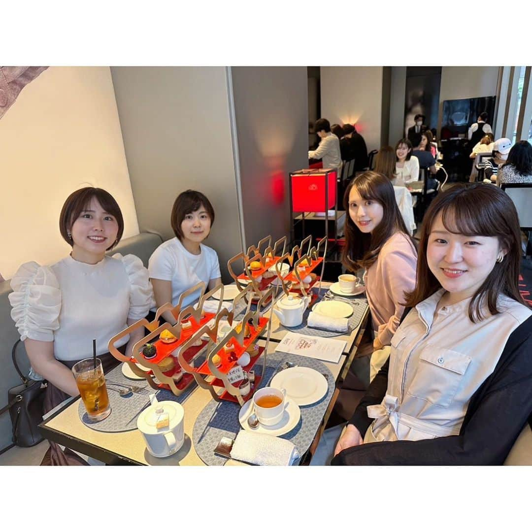 上野瑚子のインスタグラム：「アルマーニカフェで久しぶりの同期女子会🥰 . . . #表参道 #アルマーニカフェ #表参道カフェ #アフタヌーンティー #armani #armanicafe #emporioarmanicaffe #青山 #afternoontea」