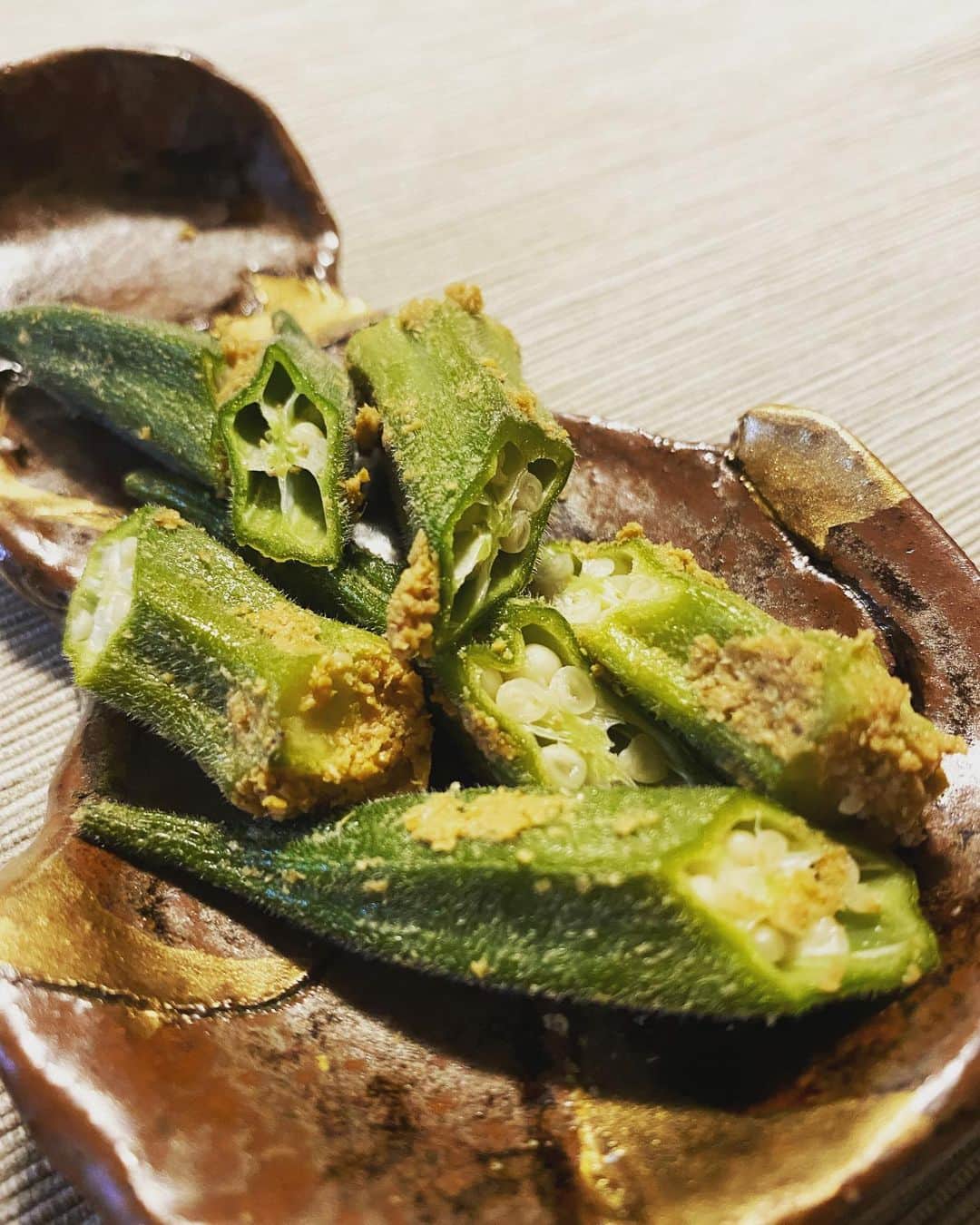 野本かりあのインスタグラム：「買って来たオクラをぬか漬けに。 ヘタを削って塩を揉み込んで、二日間。 これが庭から採れるのを楽しみにして。 #ぬか漬け #オクラ」