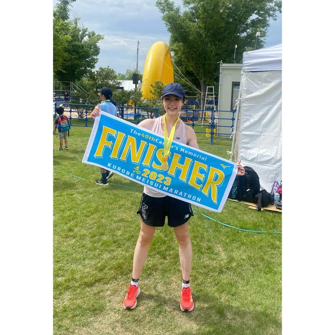 舘谷春香さんのインスタグラム写真 - (舘谷春香Instagram)「黒部名水マラソンFINISH🏅 4年ぶりのフルマラソン、とりあえず無事完走しました！  5時間もかかりました😇おそい😇 ネットタイム5時間3分39秒😇  とにかく暑かったー！ 給水所に32℃って書いてあって嘘でしょ…ってなりました！ そして給水で水浴びすぎて、日焼け止め全部削ぎ落として日焼けがやばい…😇 痛いです、とても痛い…😇  大変なレースではありましたが、とにかく大会は素晴らしかった！40回という節目の年に走れて良かった！ まず給水所がめっっっちゃ多い！さすが名水マラソンってくらいふんだんに名水くださる！ 2.5キロに1回くらいありました！ そして各地に名水シャワー！助かりましたあああ😭  そしてゴール前に見た富山湾は人生一綺麗でした🥹 4年も住んでたのに！今日富山湾の綺麗さ更新するとは思わなんだ！  いっちばんつらかった18キロくらいに、同期で友達のゆみちゃんファミリーがいました😭ありがとう😭おかげで心折れず完走できました😭  15キロの中学生の吹奏楽全力少年と、30キロのランナーと、40キロの負けないではほんとに心に響いてちょっと泣きました笑  とにかく素晴らしい大会でした！ ストレッチして日焼け冷やして、一か月ぶりの禁酒解禁してきます！ 富山の美味しいものたくさん食べる！！！！  #カーター記念黒部名水マラソン #黒部名水マラソン #フルマラソン #完走 #FINISH #黒部 #富山 #kurobe #toyama #マラソン女子 #マラソン大会 #marathon #きときとくん #立山連峰 #富山湾 #禁酒解禁 #マラソン完走 #フルマラソン完走 #たてはるGO #runner #running #次は #北海道マラソン」5月28日 17時40分 - tty0250hrk