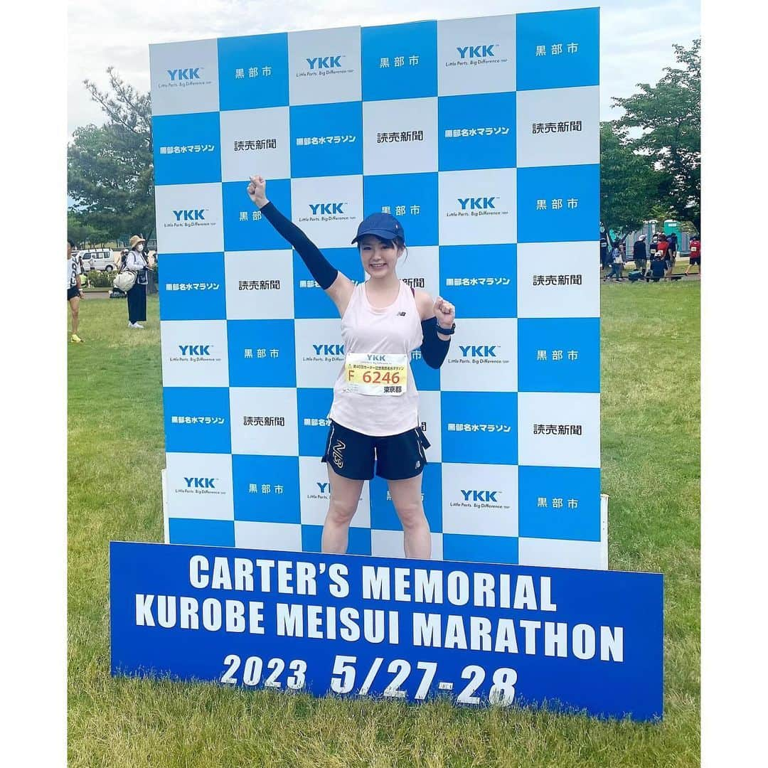 舘谷春香さんのインスタグラム写真 - (舘谷春香Instagram)「黒部名水マラソンFINISH🏅 4年ぶりのフルマラソン、とりあえず無事完走しました！  5時間もかかりました😇おそい😇 ネットタイム5時間3分39秒😇  とにかく暑かったー！ 給水所に32℃って書いてあって嘘でしょ…ってなりました！ そして給水で水浴びすぎて、日焼け止め全部削ぎ落として日焼けがやばい…😇 痛いです、とても痛い…😇  大変なレースではありましたが、とにかく大会は素晴らしかった！40回という節目の年に走れて良かった！ まず給水所がめっっっちゃ多い！さすが名水マラソンってくらいふんだんに名水くださる！ 2.5キロに1回くらいありました！ そして各地に名水シャワー！助かりましたあああ😭  そしてゴール前に見た富山湾は人生一綺麗でした🥹 4年も住んでたのに！今日富山湾の綺麗さ更新するとは思わなんだ！  いっちばんつらかった18キロくらいに、同期で友達のゆみちゃんファミリーがいました😭ありがとう😭おかげで心折れず完走できました😭  15キロの中学生の吹奏楽全力少年と、30キロのランナーと、40キロの負けないではほんとに心に響いてちょっと泣きました笑  とにかく素晴らしい大会でした！ ストレッチして日焼け冷やして、一か月ぶりの禁酒解禁してきます！ 富山の美味しいものたくさん食べる！！！！  #カーター記念黒部名水マラソン #黒部名水マラソン #フルマラソン #完走 #FINISH #黒部 #富山 #kurobe #toyama #マラソン女子 #マラソン大会 #marathon #きときとくん #立山連峰 #富山湾 #禁酒解禁 #マラソン完走 #フルマラソン完走 #たてはるGO #runner #running #次は #北海道マラソン」5月28日 17時40分 - tty0250hrk