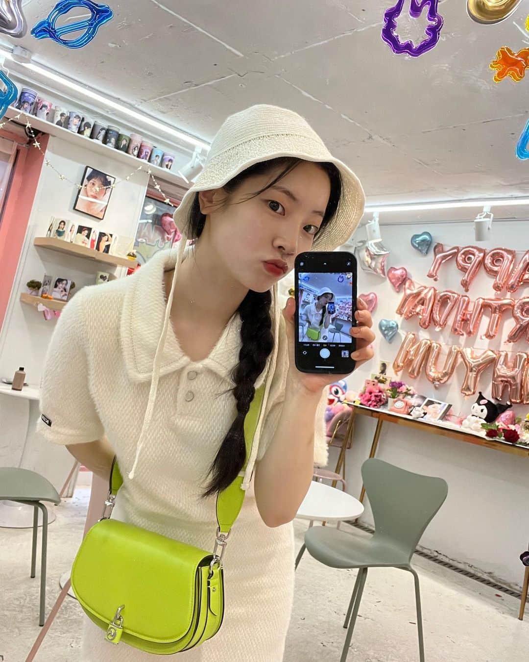 ダヒョンのインスタグラム：「울 원스들 덕분에 행복한 생일 축하해 주신 분들 감사해요🎁❤️」