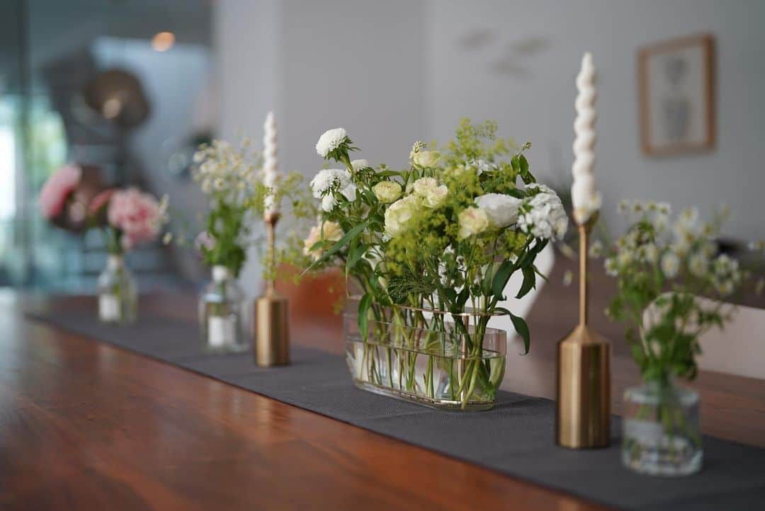 大橋菜央さんのインスタグラム写真 - (大橋菜央Instagram)「Flowers for the special week🌿 . . . flowers @ebisu_rumours  base @fritzhansen_japan  candle @en_flanant_candle  . . . #naoliving_flowers  #naoliving_interior」5月28日 17時51分 - naoliving