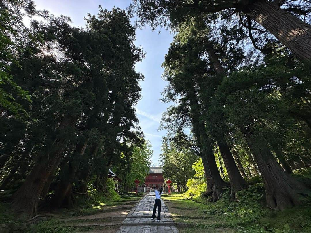 加賀其真美のインスタグラム：「⛩️✨🌲⛩️✨🌲 真美どこにおるかわかる？ ． 気持ちよかったな〜😌💚」