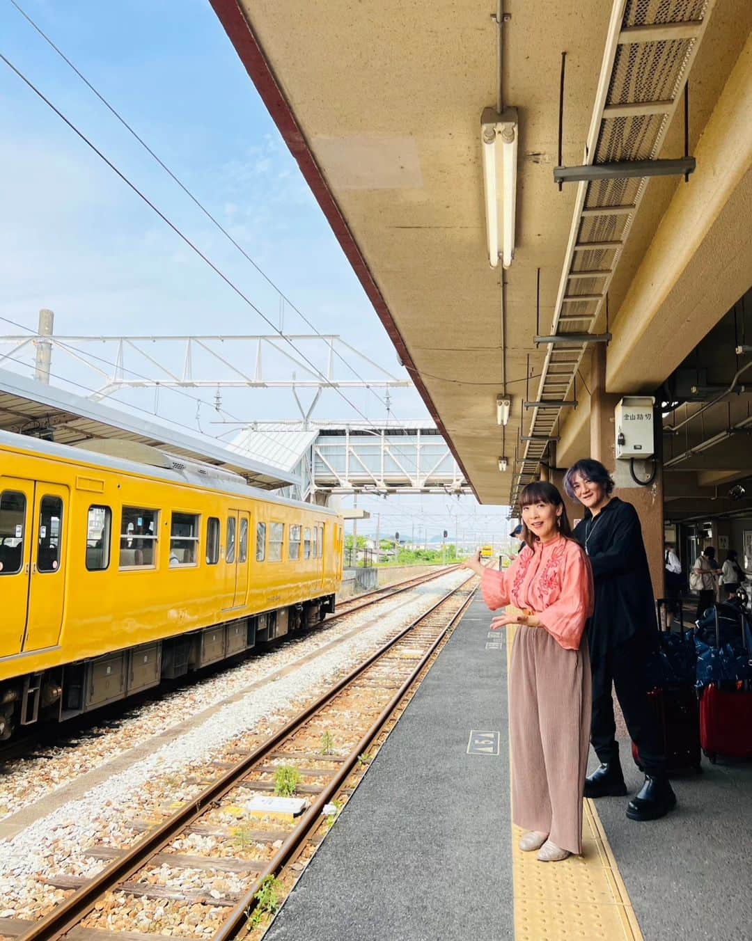 atsukoのインスタグラム：「久しぶりにJR赤穂線に乗車。 西大寺駅のお隣、大多羅駅の手前あたりに 『今でも…』の歌詞に出てくる 自転車道が見えます。  バンドの練習の時、よく通りました🚲  #angela_20th #angela_jpn #anime #animesong #atsuko #岡山西大寺 #赤穂線」