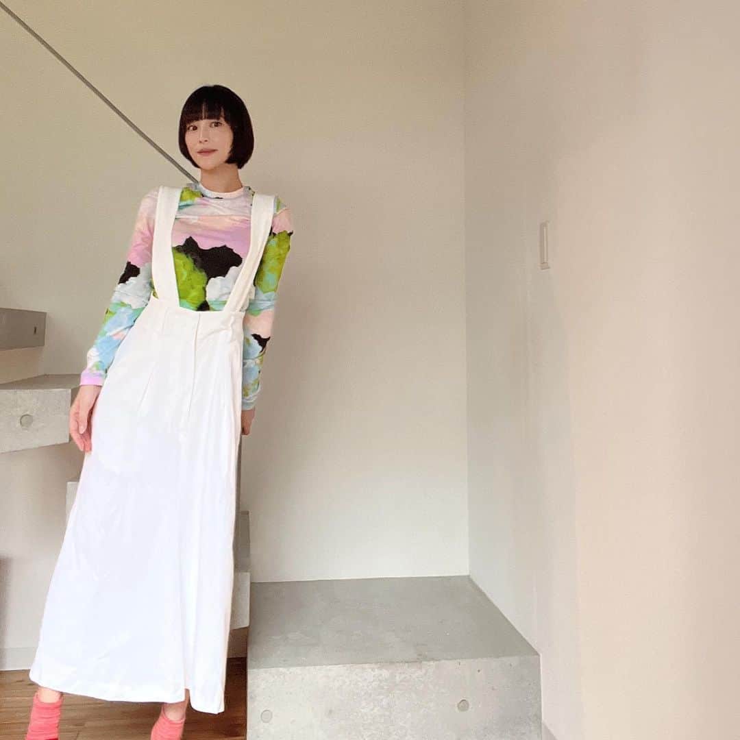 のインスタグラム：「Moving👋What I wore today.  Recently I've been doing painting workshops with children every day.  土曜日バタバタで遅れて今日の私。 最近は子供達と沢山絵を描いてます。 絵を描く楽しさを益々知ってくれて嬉しい。因みに今日は朝から次男はお料理とパパとメカの組み立て作業、長男はママの絵画レッスン🖼️🥰  アート一家はこうなりますね😂  #たまには私服など #artfamily #プライベートワークショップ  my fashion tops @stinegoyastudio  bottm @isabelmarant  🧦#健康系　#ootd」
