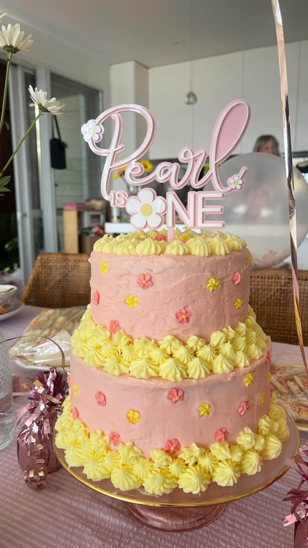 ELOUISE MORRISのインスタグラム：「Pearls 1st Birthday 🌸🌼🌸 Thanks to everyone who made it so special 🥹💘🎉🎂🎊🎁🥂🥳✨」