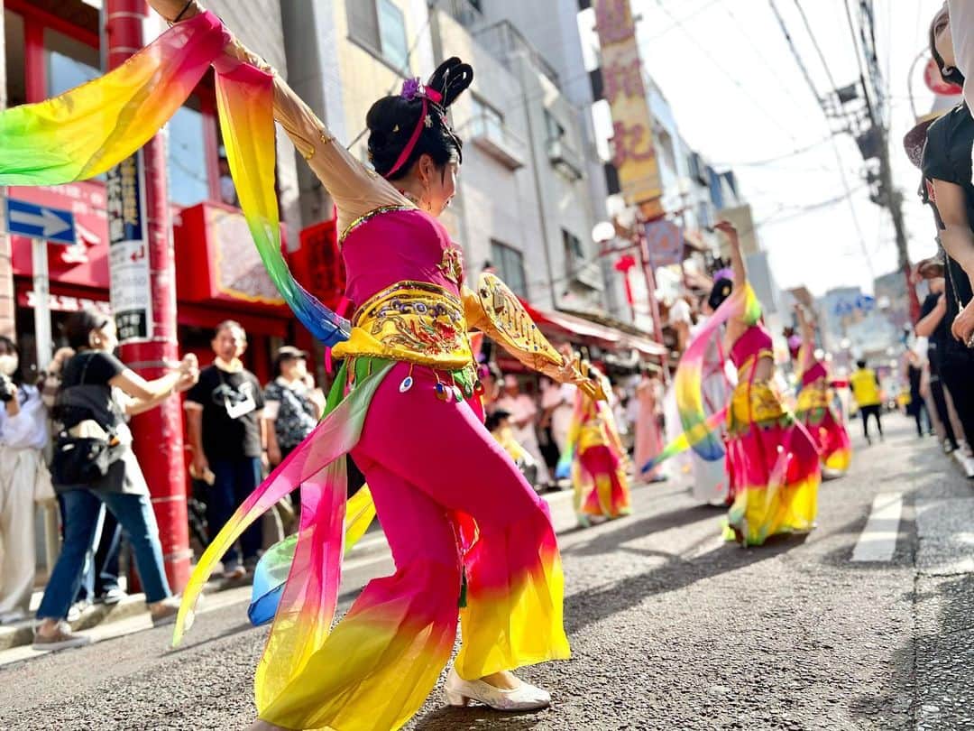 乙武洋匡さんのインスタグラム写真 - (乙武洋匡Instagram)「横浜港の開港記念イベント「#ハマフェスy164」に参加。  なぜか「#横濱中華街」と書かれた黄色いベストを着て、警備のお手伝い。  おかげで中国風のド派手なパレードを間近に見ることができて役得でした😆  9枚目、10枚目の動画、ぜひ観てみてください！」5月28日 9時13分 - ototake_official