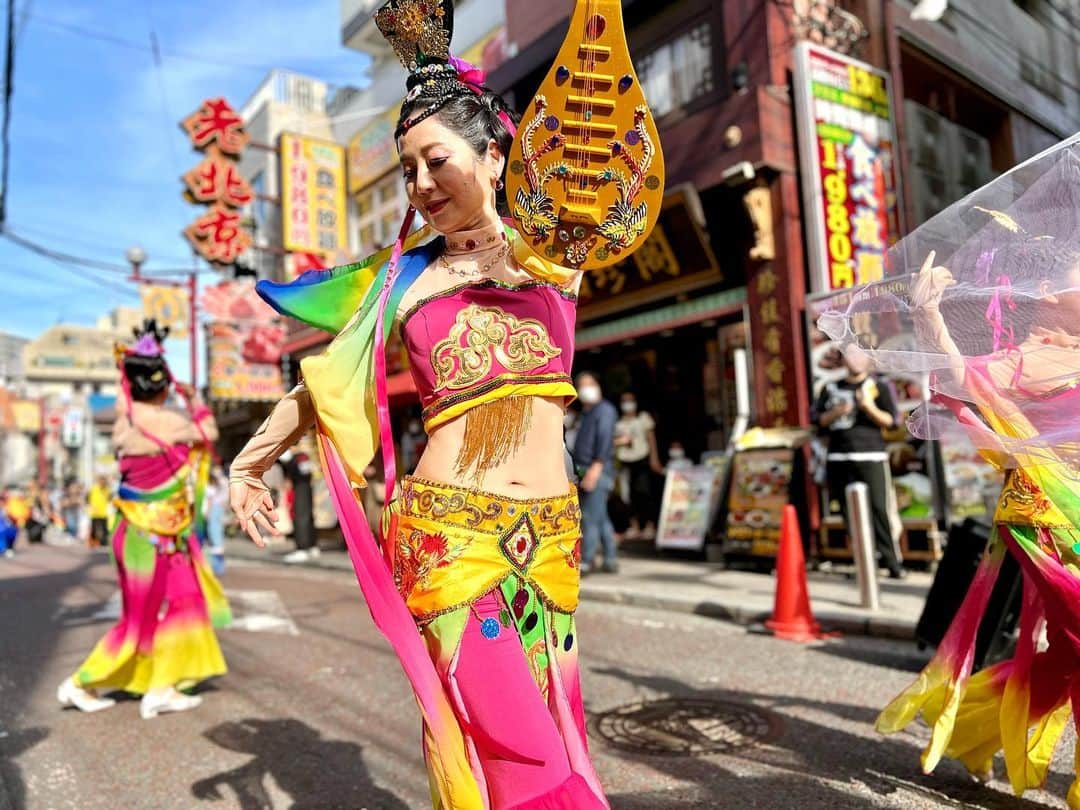 乙武洋匡さんのインスタグラム写真 - (乙武洋匡Instagram)「横浜港の開港記念イベント「#ハマフェスy164」に参加。  なぜか「#横濱中華街」と書かれた黄色いベストを着て、警備のお手伝い。  おかげで中国風のド派手なパレードを間近に見ることができて役得でした😆  9枚目、10枚目の動画、ぜひ観てみてください！」5月28日 9時13分 - ototake_official