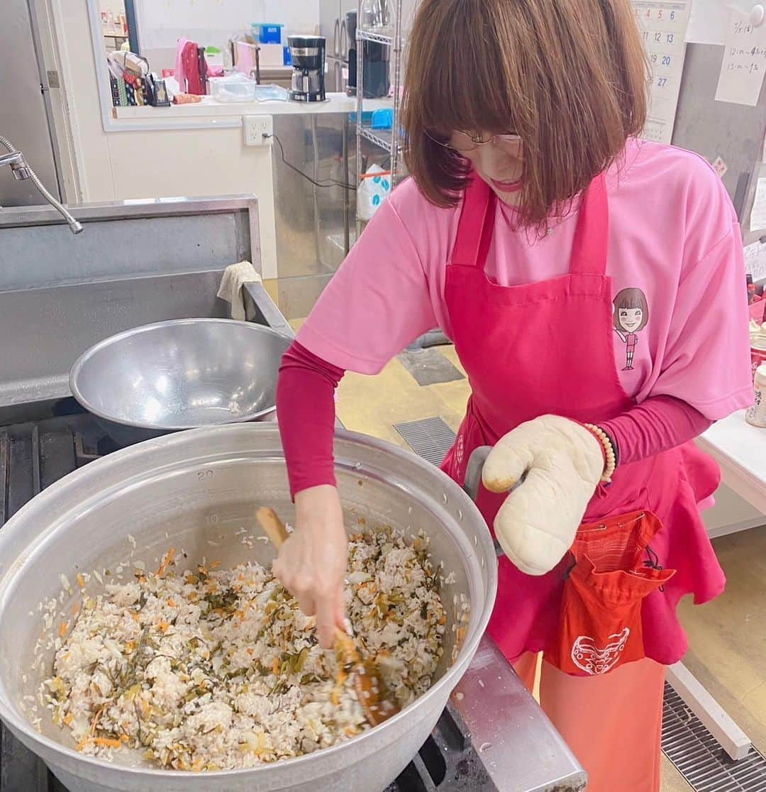 岩本初恵さんのインスタグラム写真 - (岩本初恵Instagram)「毎日の習慣 食生活にこだわって 野菜料理 発酵料理 お味噌汁にサラダ🥗 そして お豆腐料理  たまにはパンケーキ 愛しとーとごはん もうすぐで ふあふあの パンケーキ はじめます  毎日の習慣 1日動く 歩く お仕事を楽しむ 笑顔 ありがとう宣言  そして 赤ちゃん ワンチャン ネコちゃん 癒しですね  そして オンラインサロンの 皆様と毎日学んで 切磋琢磨  そして voicyで毎日おしゃべり 癒しですね  何を食べるかで 決まる健康管理 季節の変わり目 気をつけていきたい  #美味しい #社員食堂 #野菜料理 #豆腐料理 #発酵料理 #お味噌汁 #サラダ #はっちゃん  #愛しとーとごはん #五ケ山豆腐 #パンケーキ #手作り」5月28日 9時18分 - hatsue_iwamoto